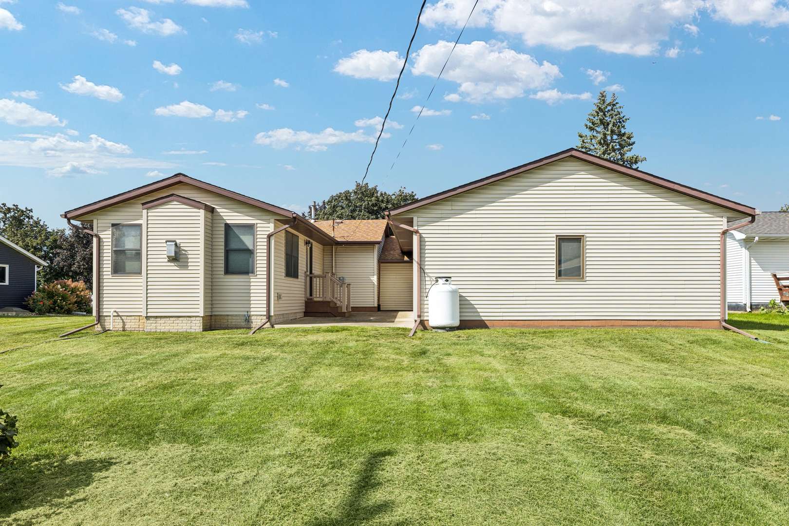 811 12th ST, De Witt, IA 52742