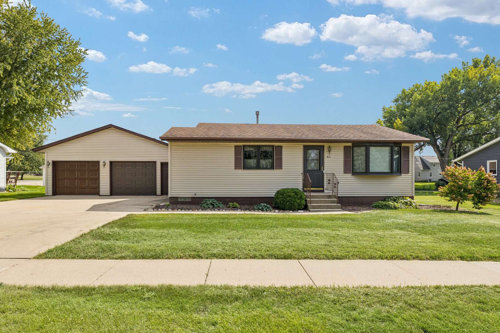 811 12th ST, De Witt, IA 52742