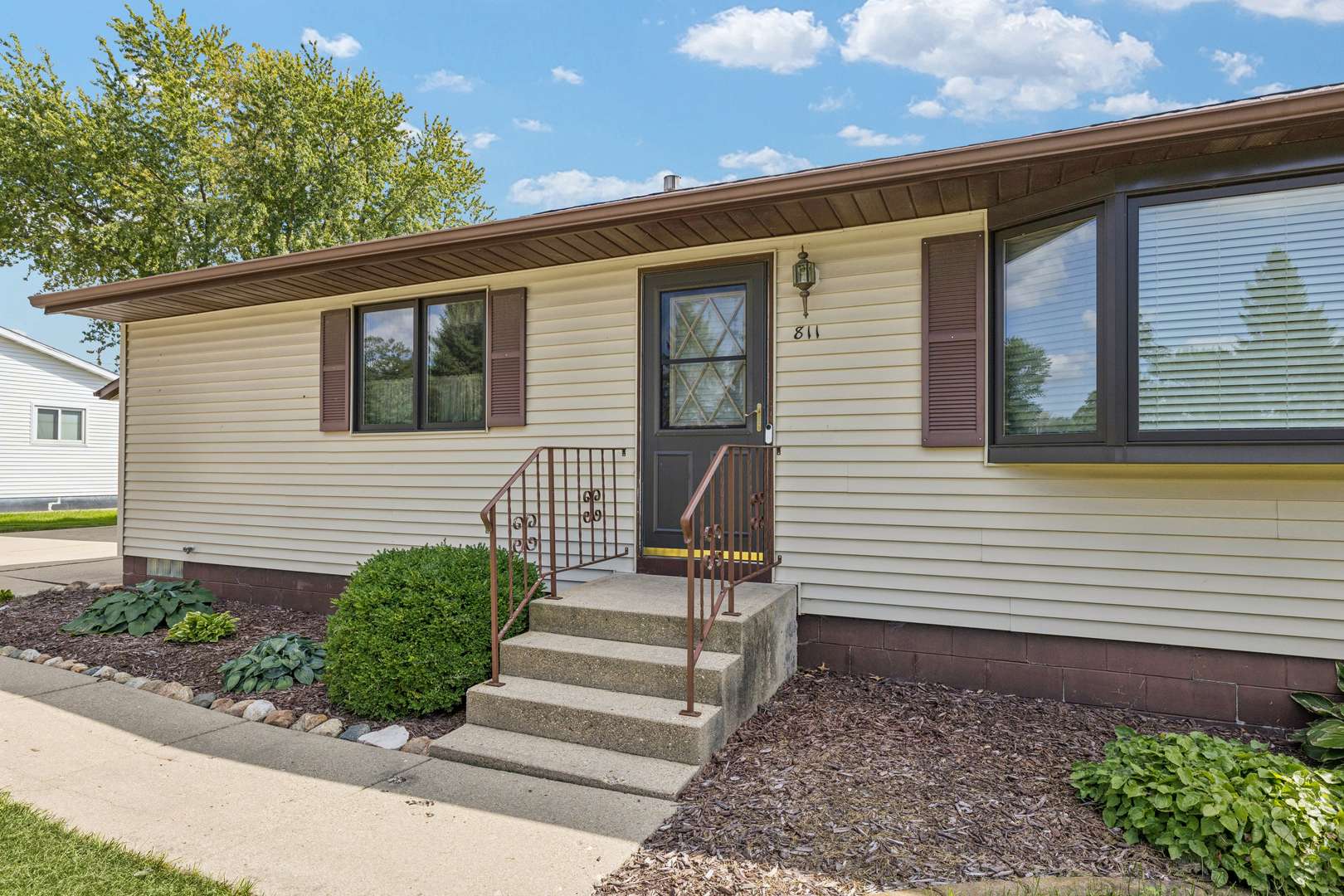 811 12th ST, De Witt, IA 52742