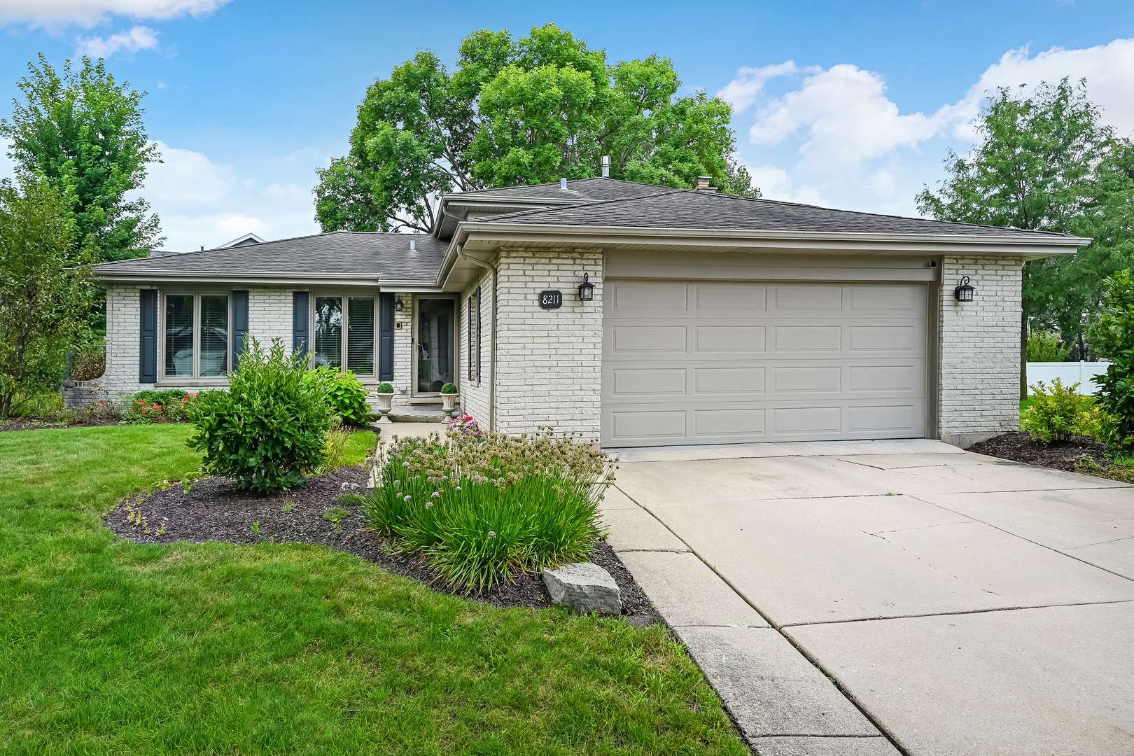 8211 Sawyer CT, Darien, IL 60561