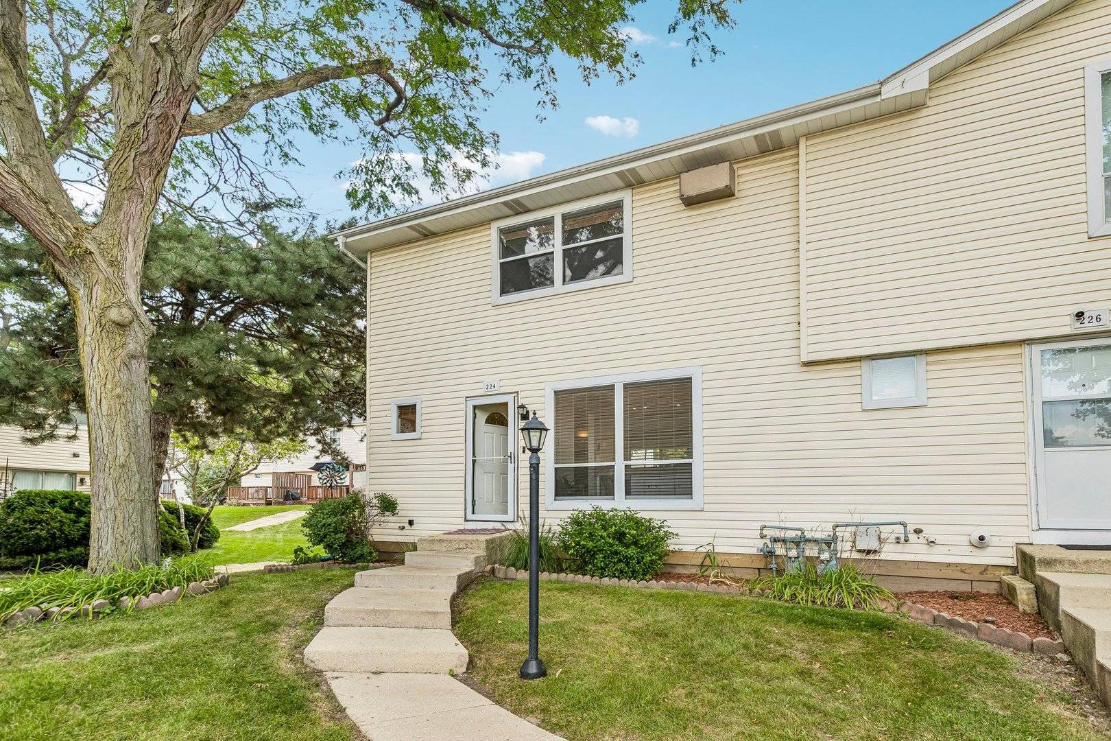 224 Raintree CT, Aurora, IL 60504