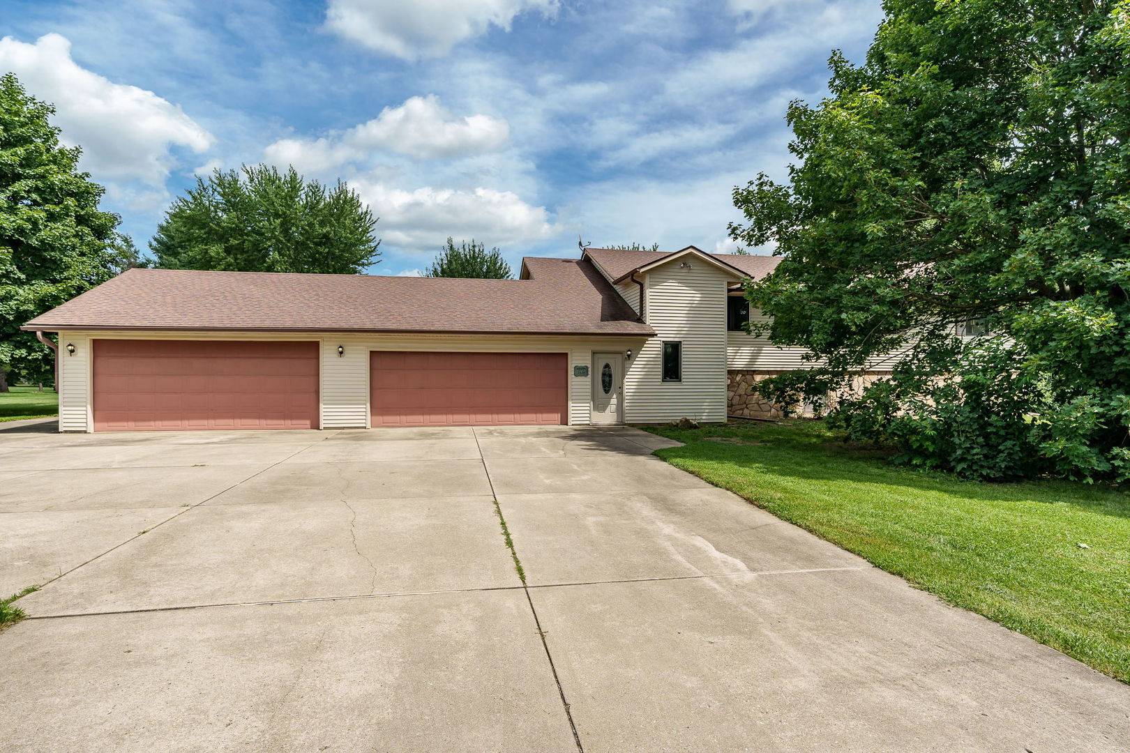 2379 Circle DR, Belvidere, IL 61008