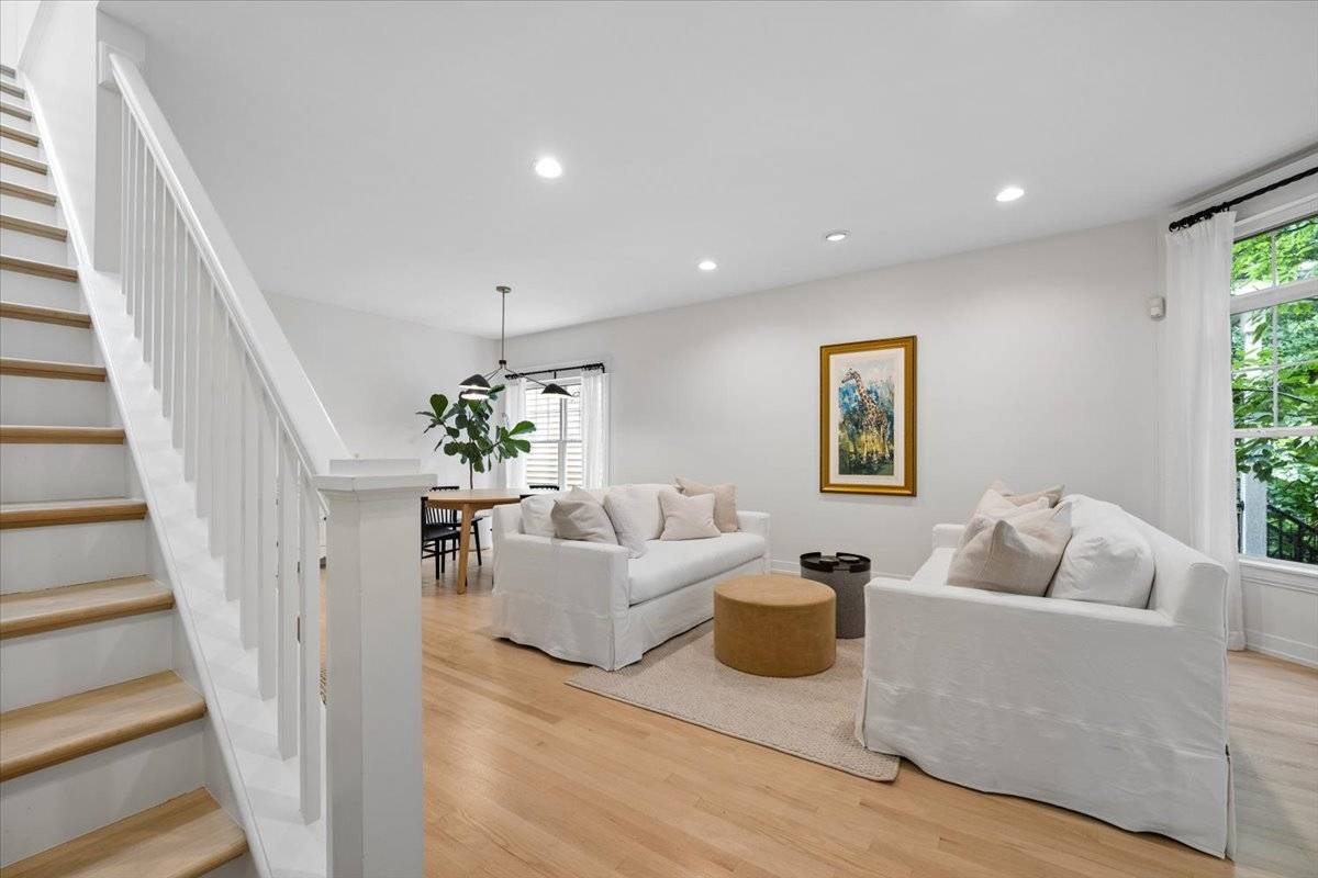 331 W Evergreen AVE, Chicago, IL 60610