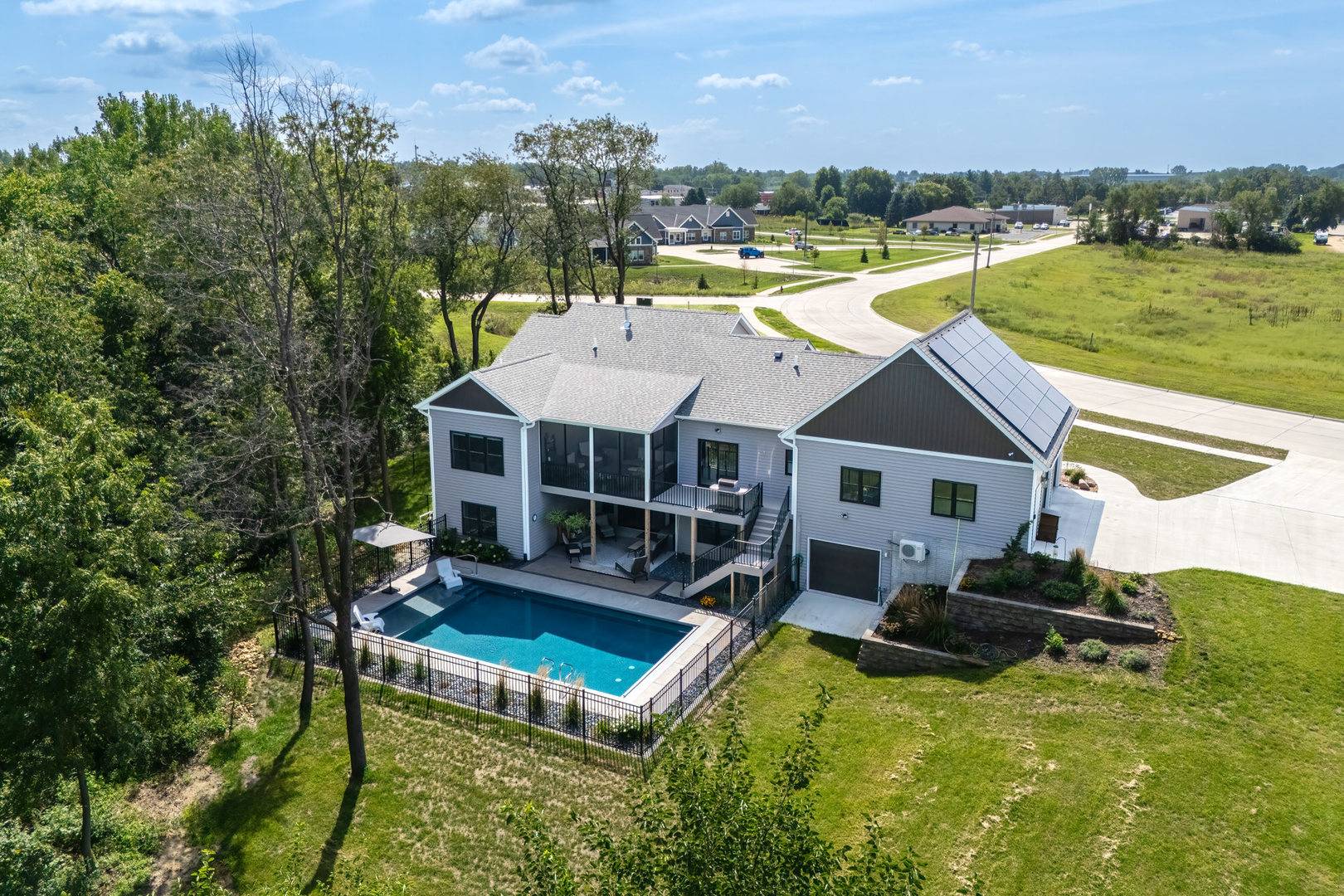 1700 14th ST, De Witt, IA 52742