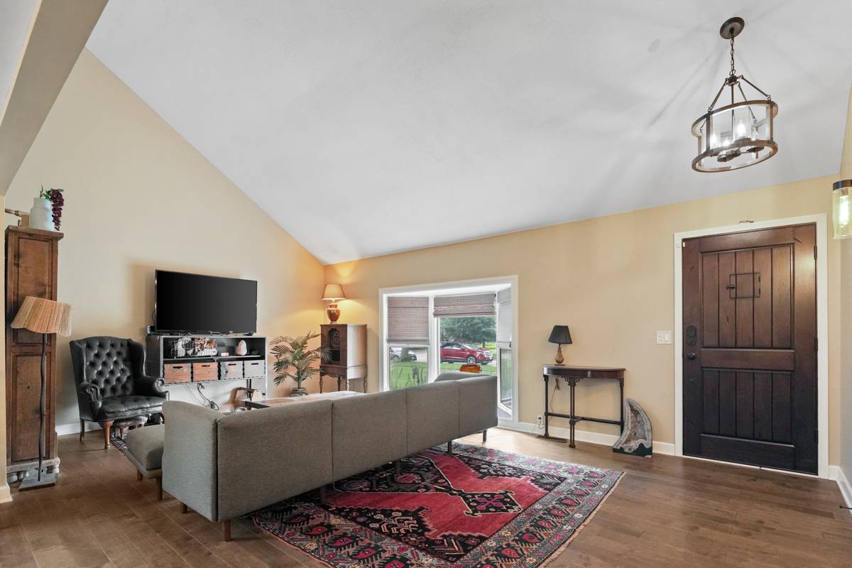 669 Tamarisk TER, Crystal Lake, IL 60014