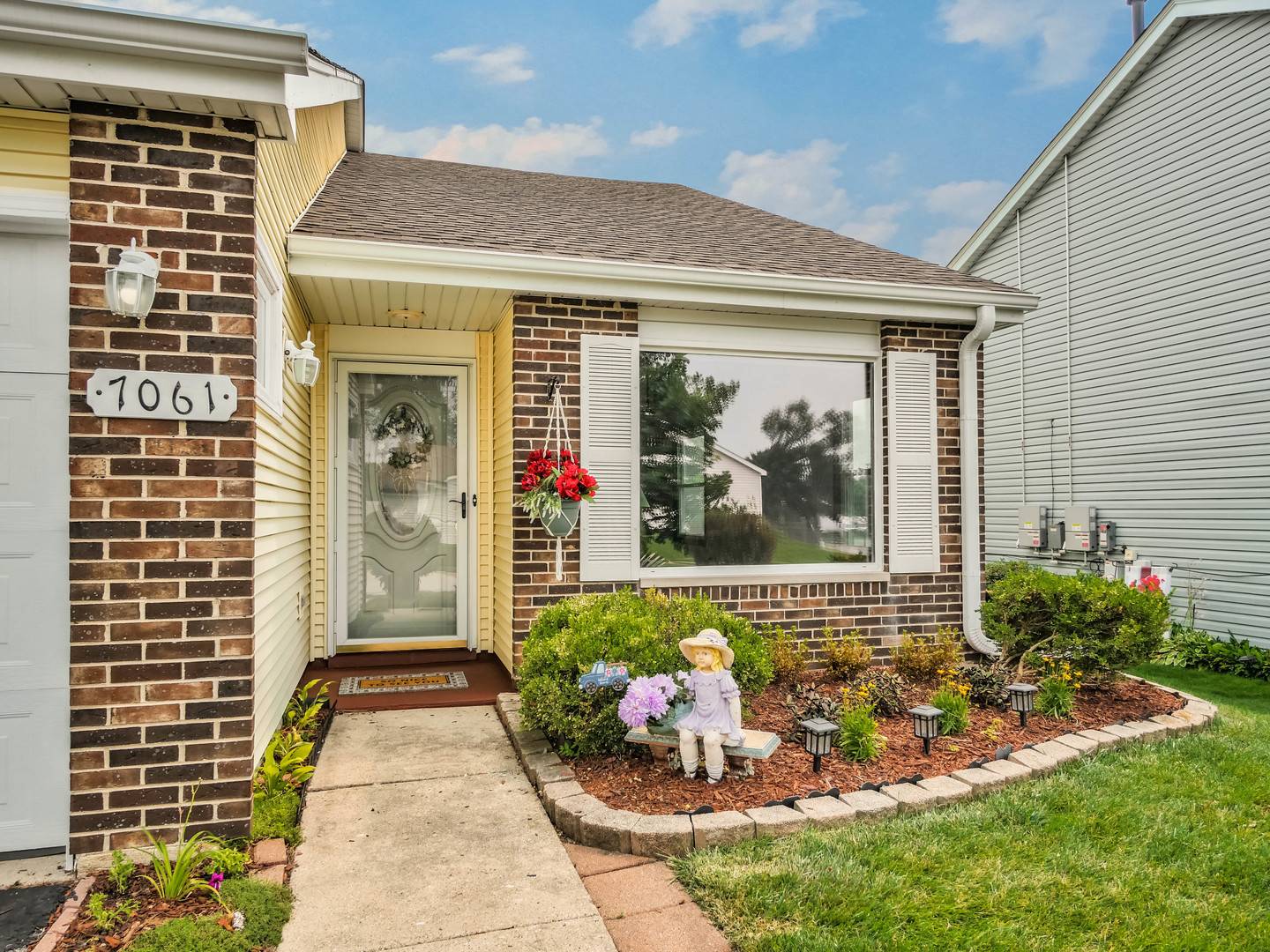 7061 Yorkshire DR, Woodridge, IL 60517