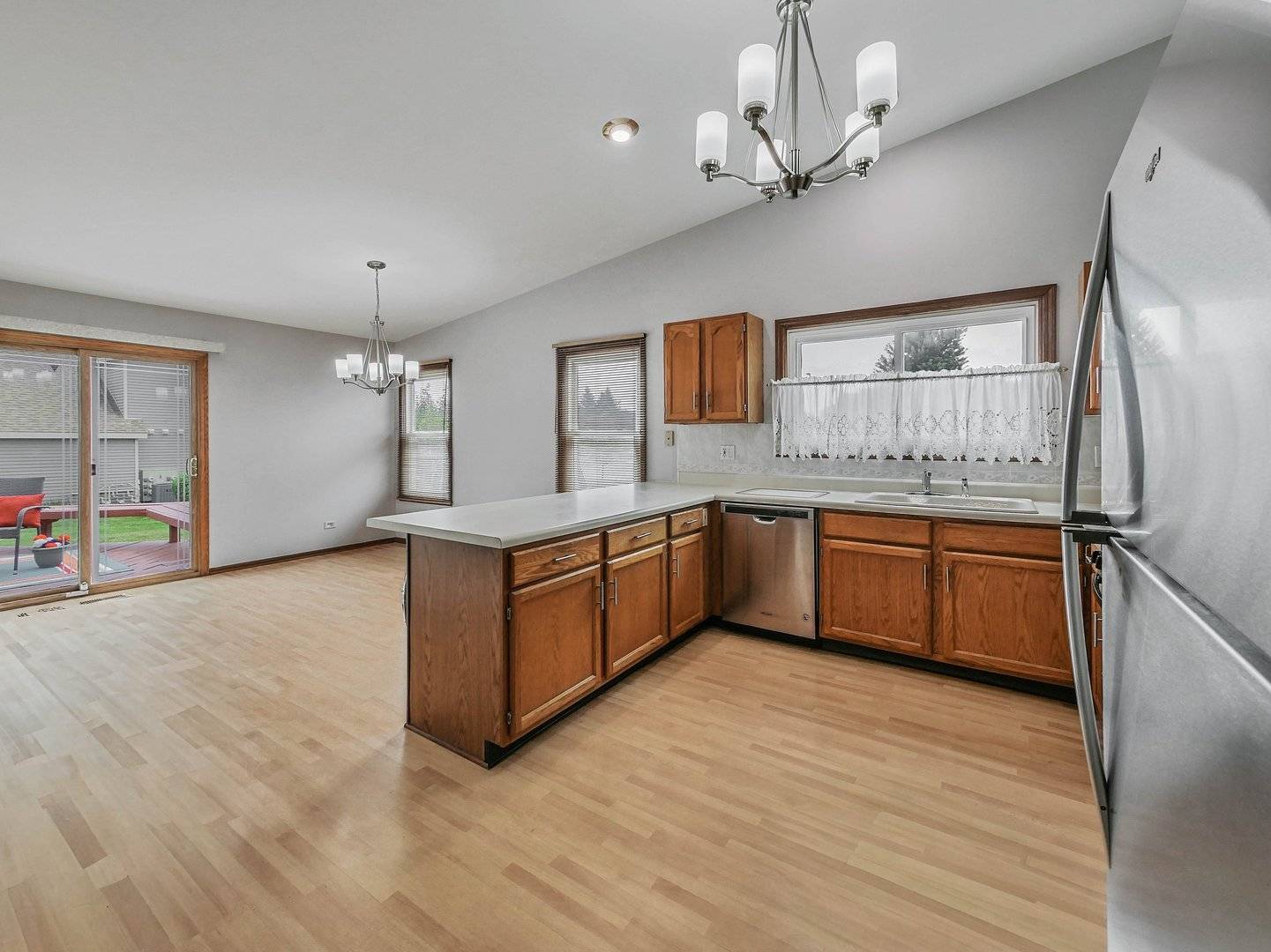 7061 Yorkshire DR, Woodridge, IL 60517