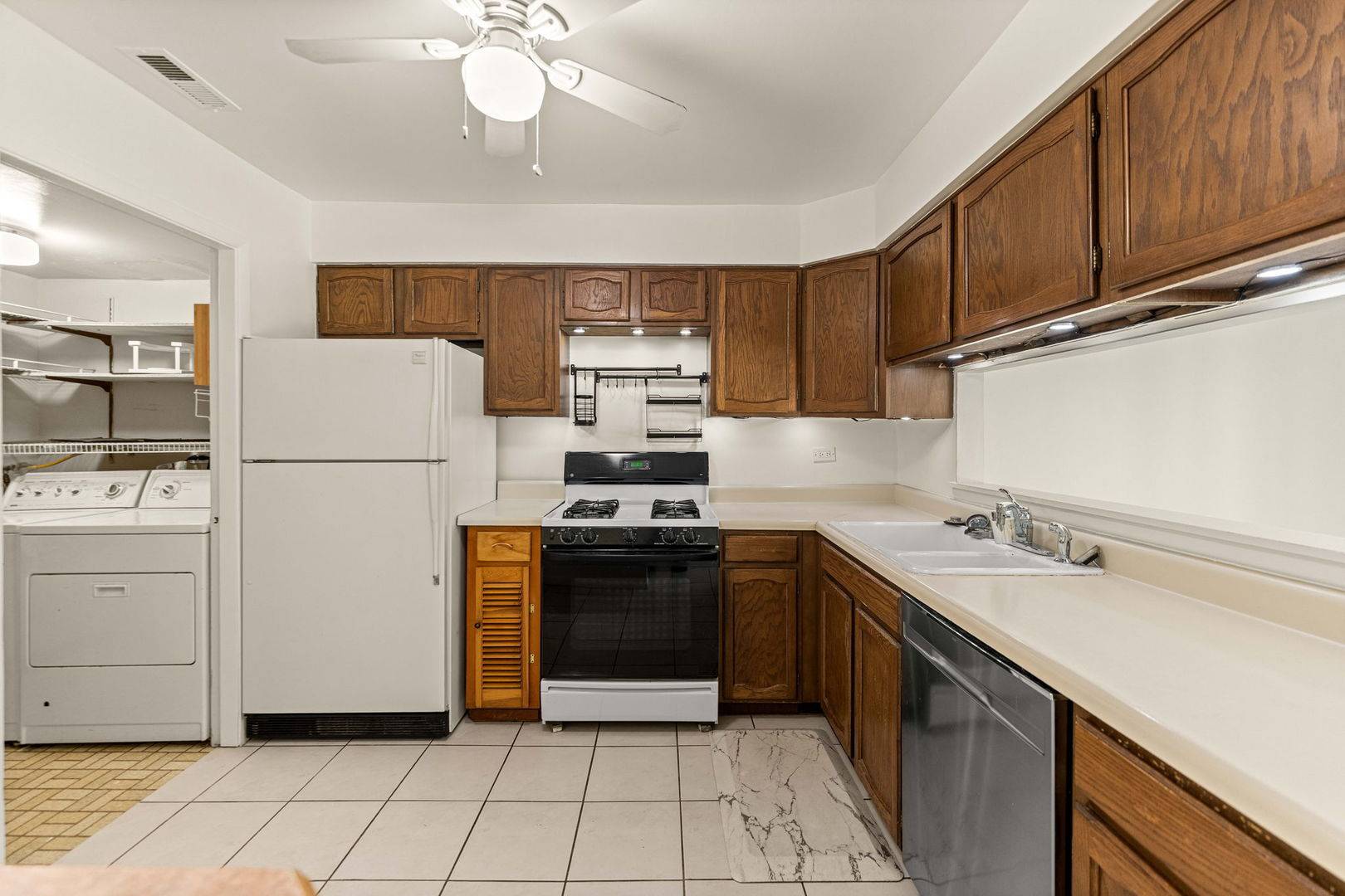 8245 Poplar LN #5B, Palos Hills, IL 60465