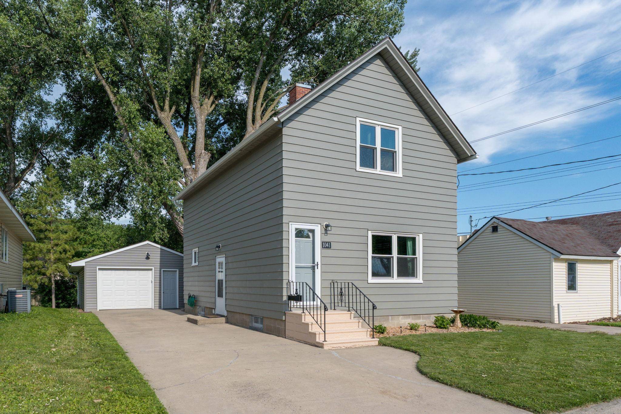 1041 Quincy ST, North Mankato, MN 56003