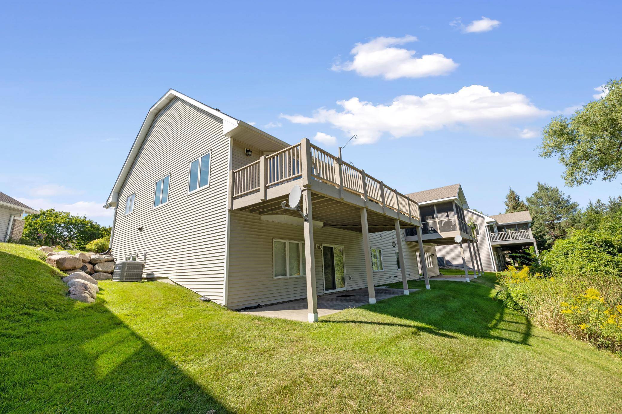 7043 Oak Pointe Curve, Bloomington, MN 55438
