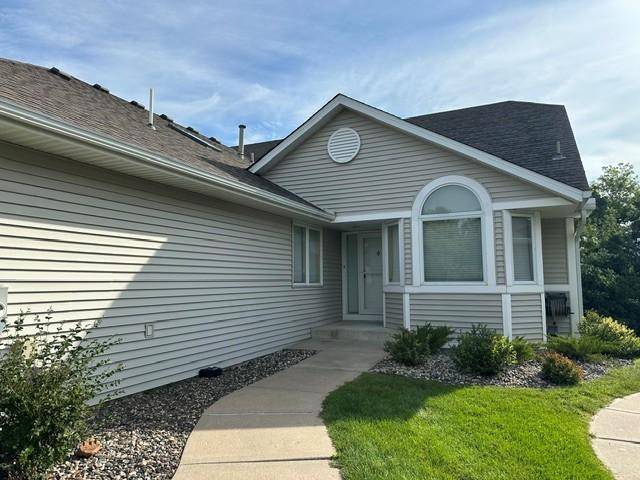7043 Oak Pointe Curve, Bloomington, MN 55438