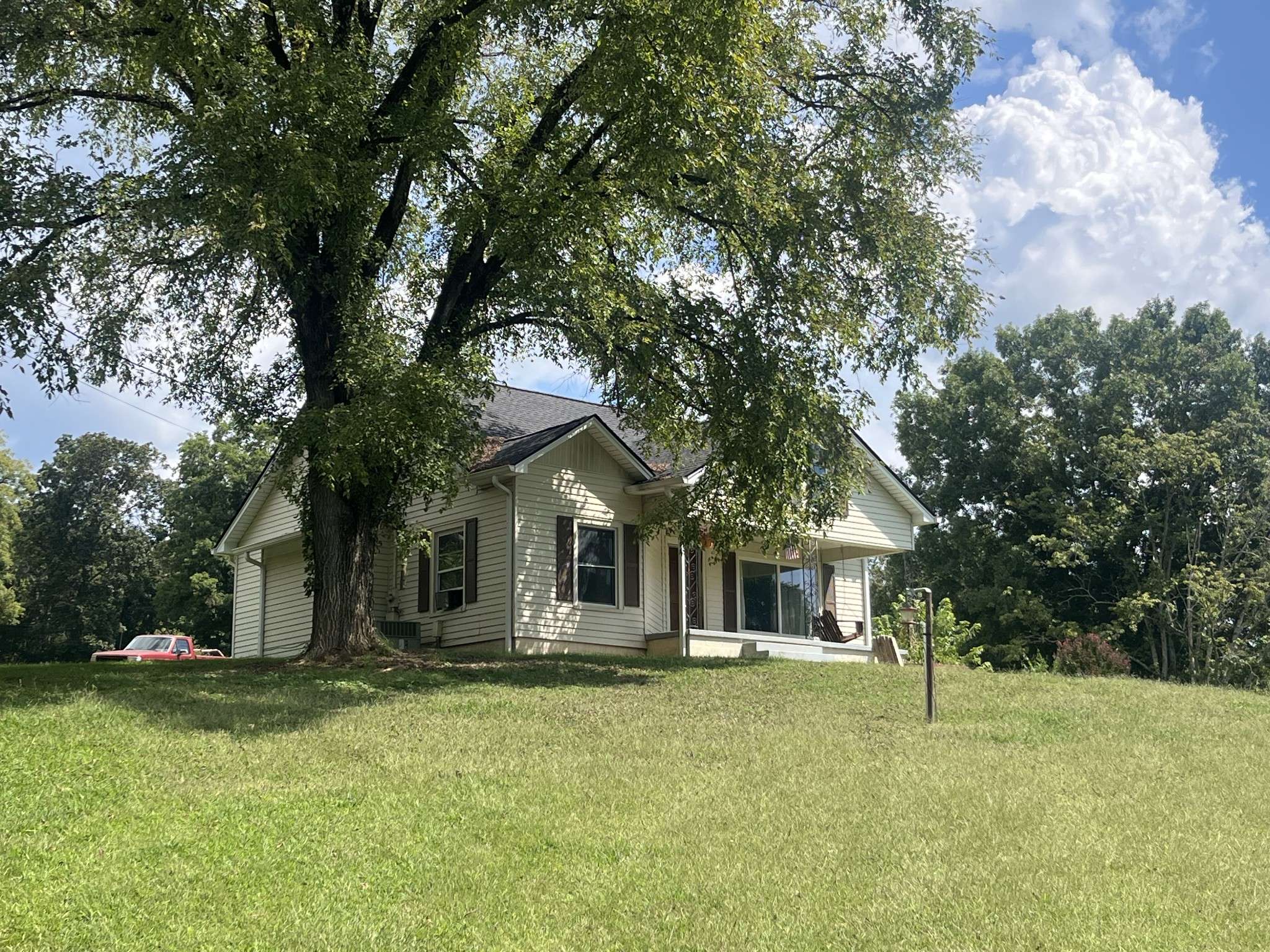 8 Oak Ln, Pleasant Shade, TN 37145