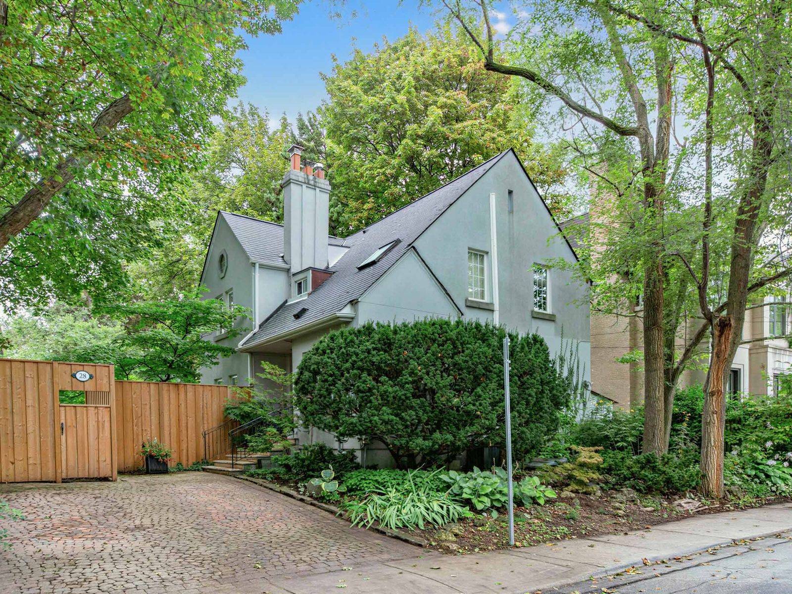 28 Clifton RD, Toronto C09, ON M4T 2E6