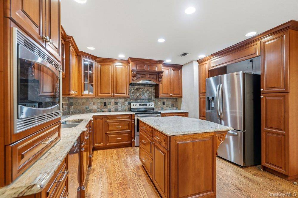 11 Maple Run DR, Jericho, NY 11753