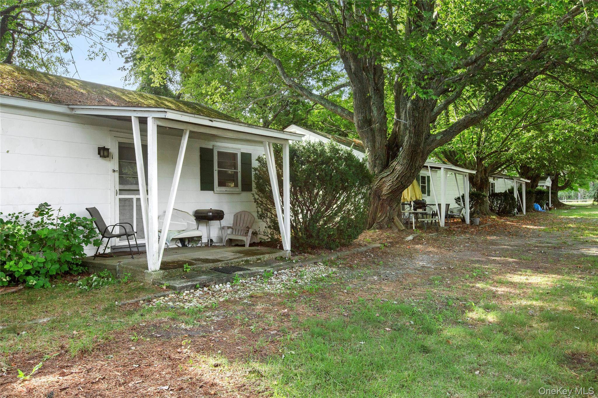 8 Boathouse RD, Hampton Bays, NY 11946