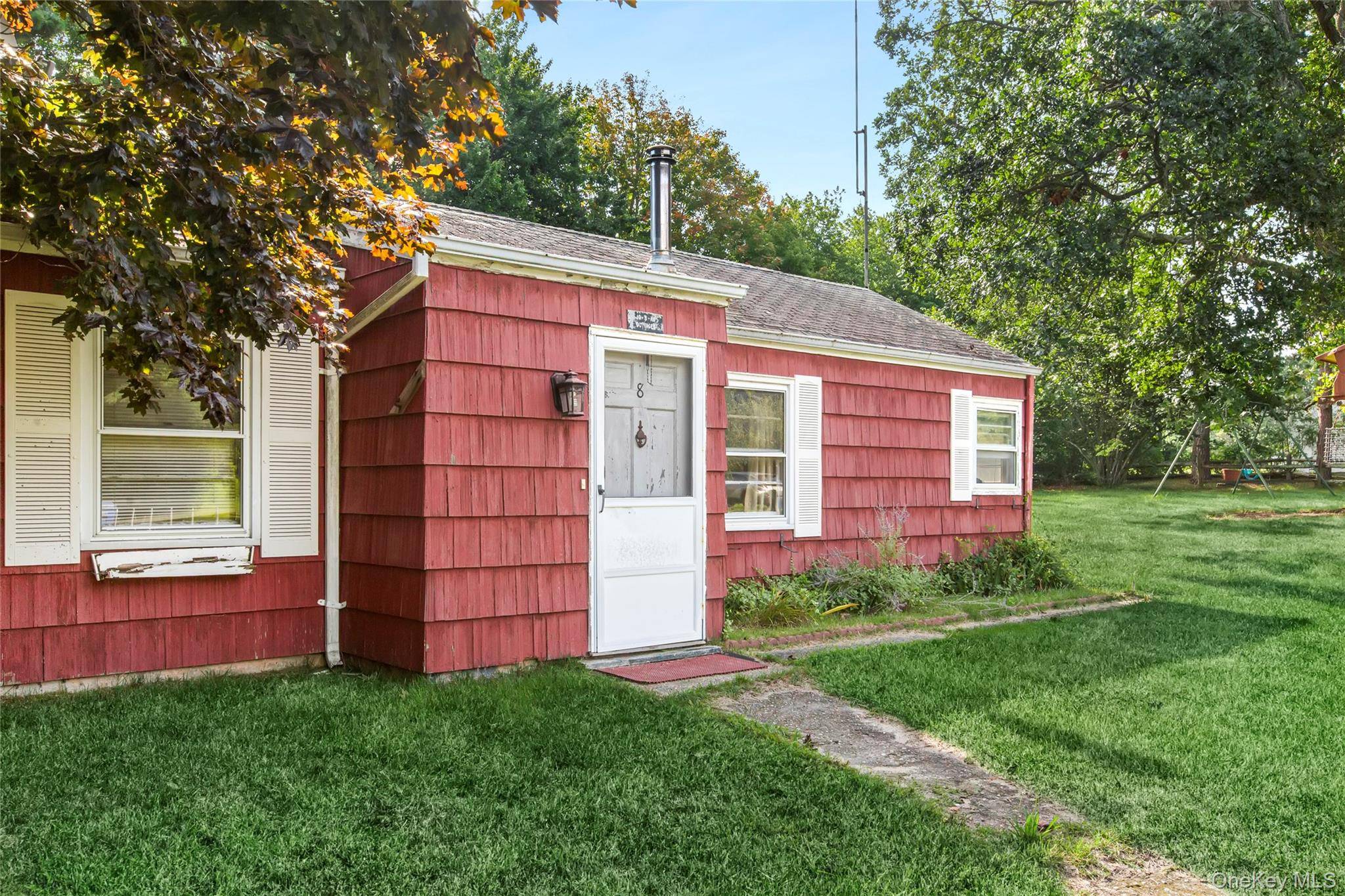 8 Boathouse RD, Hampton Bays, NY 11946