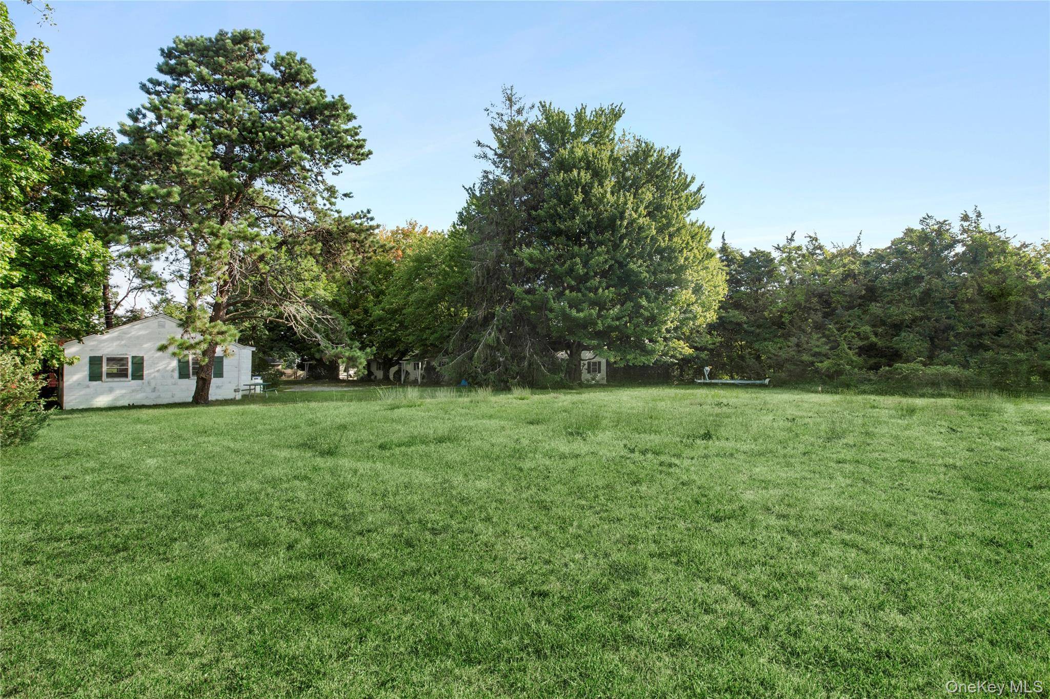 8 Boathouse RD, Hampton Bays, NY 11946
