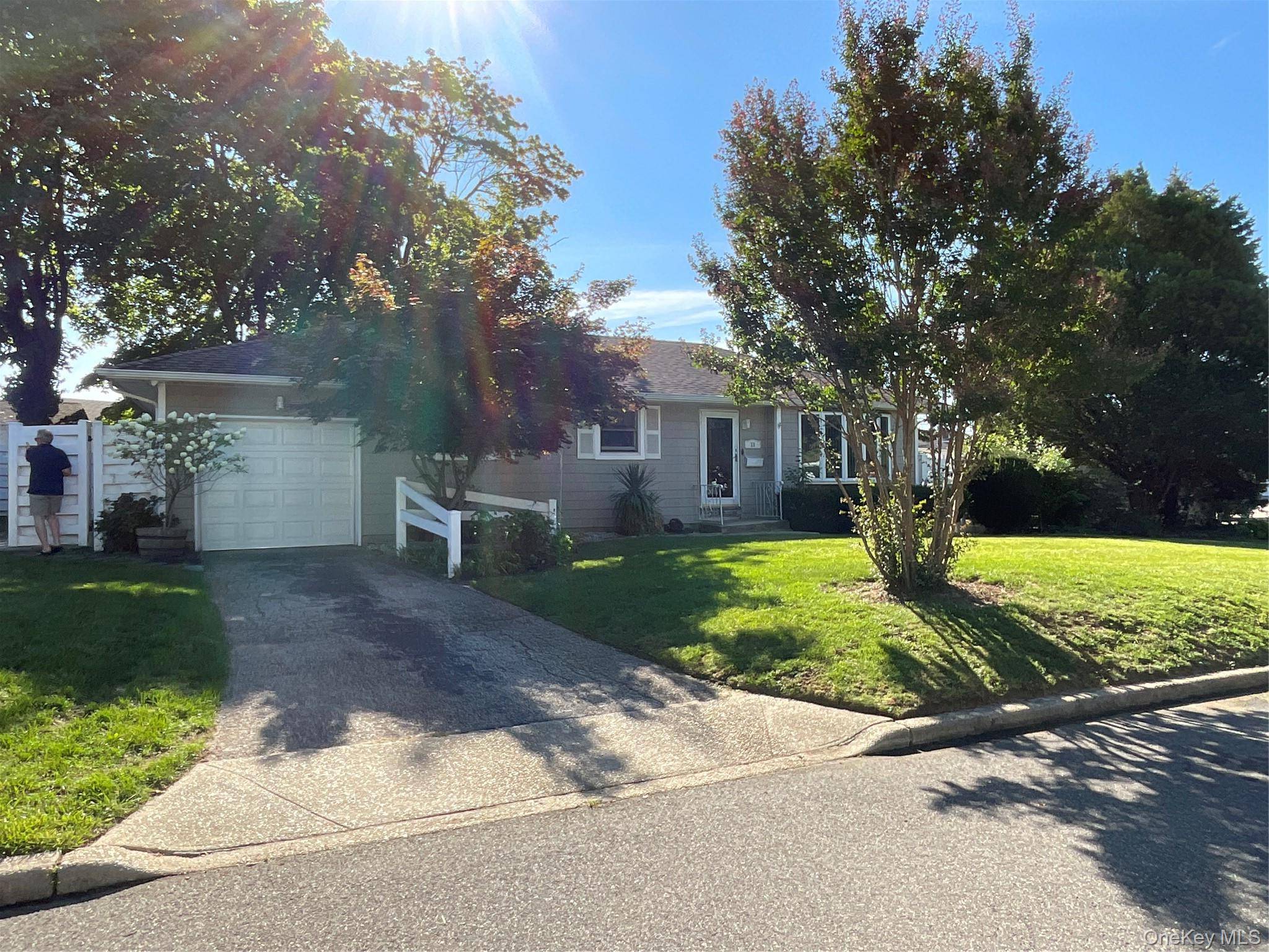 28 Pleasant AVE, Farmingdale, NY 11735