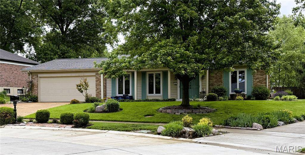 8 Sweet Meadows LN, Ballwin, MO 63011