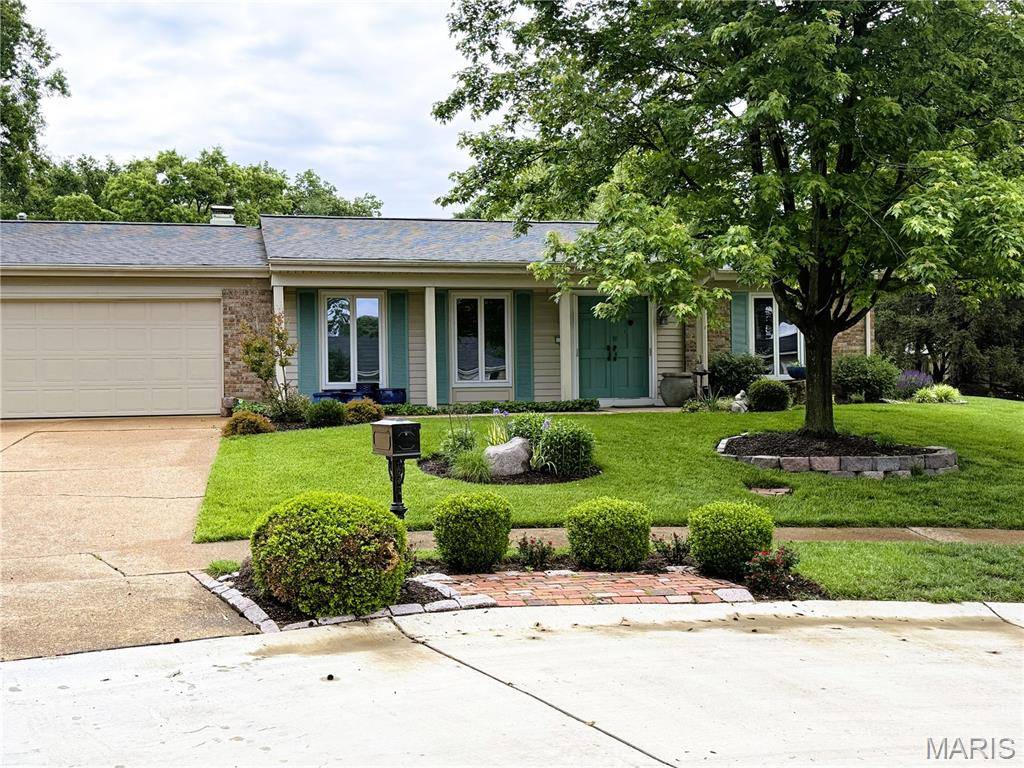 8 Sweet Meadows LN, Ballwin, MO 63011