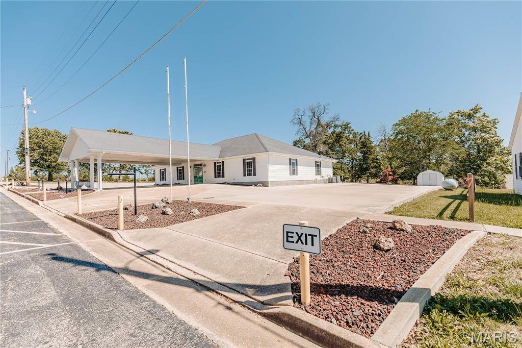 105 3rd ST E, Dixon, MO 65459