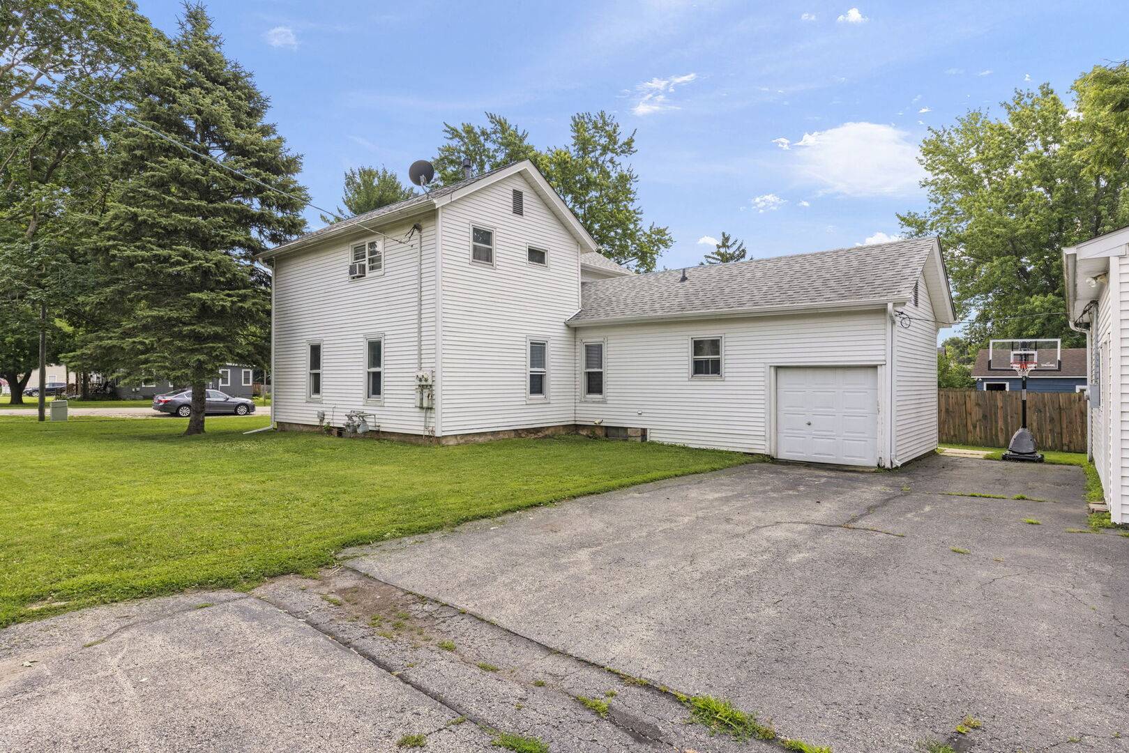 221 Castle ST, Sandwich, IL 60548