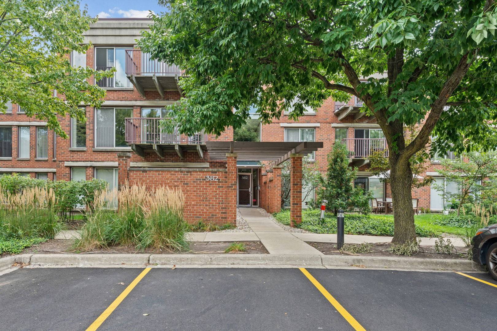382 Kelburn RD #321, Deerfield, IL 60015