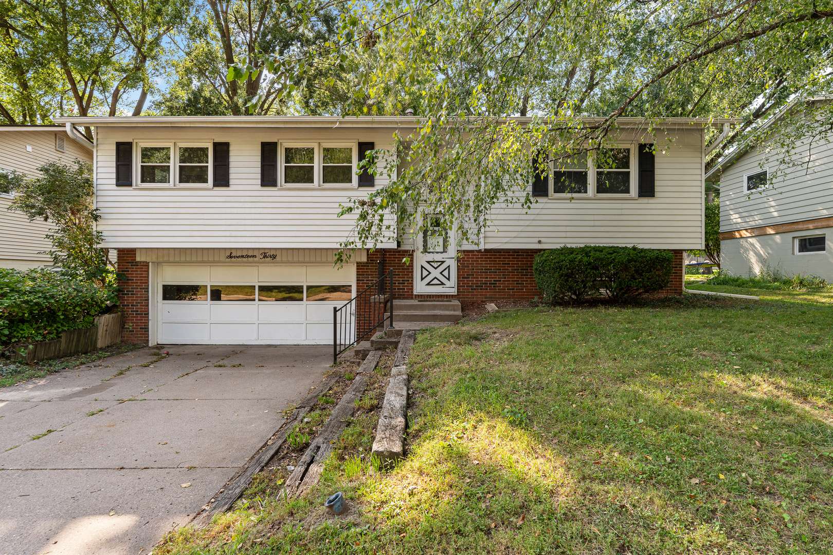 1730 Fairmeadow DR, Bettendorf, IA 52722