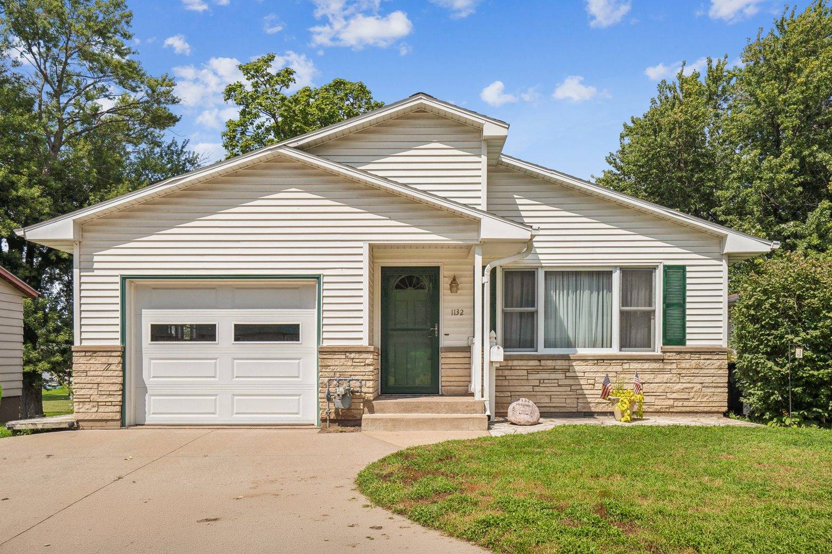 1132 Briarcliff LN, Clinton, IA 52732