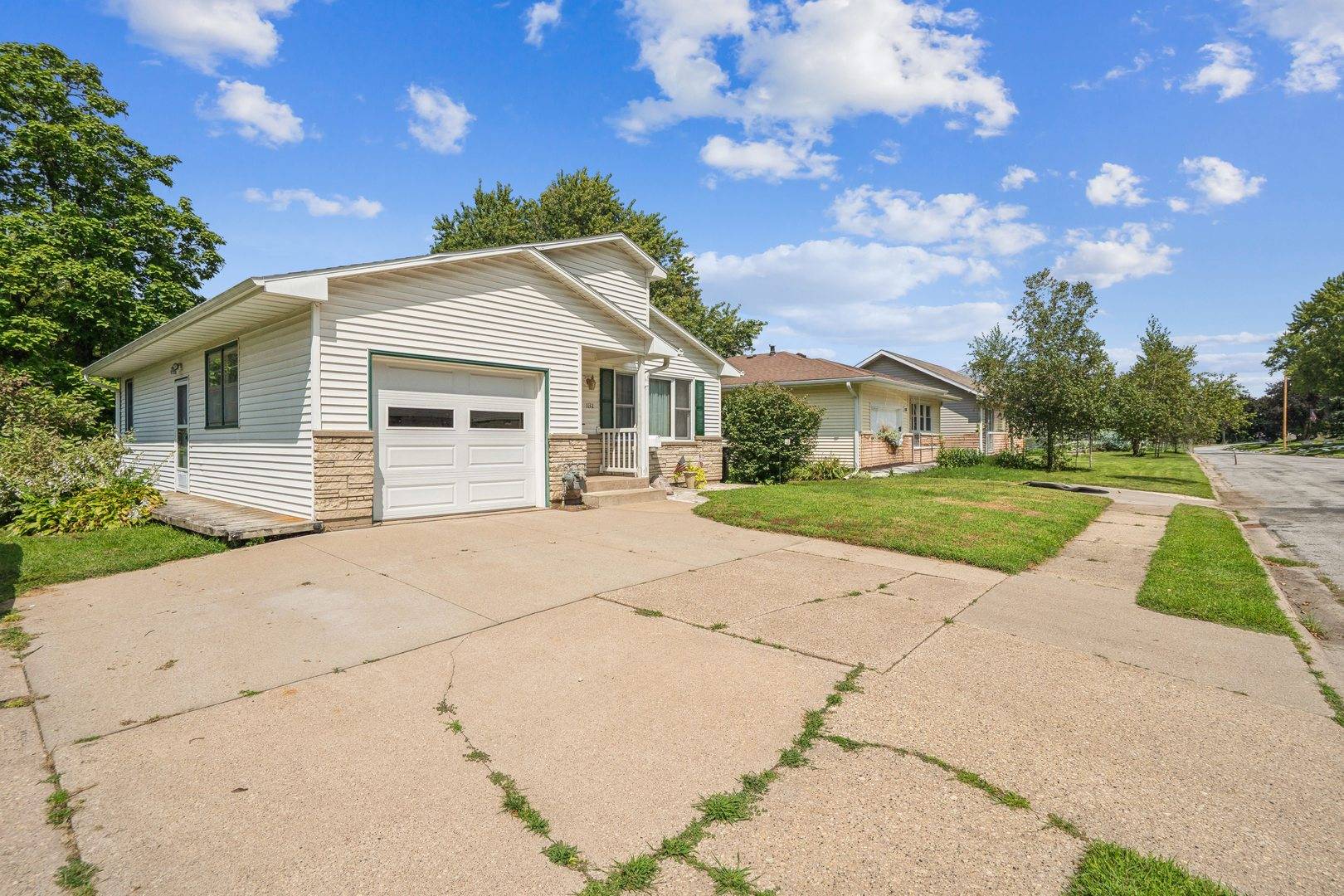 1132 Briarcliff LN, Clinton, IA 52732