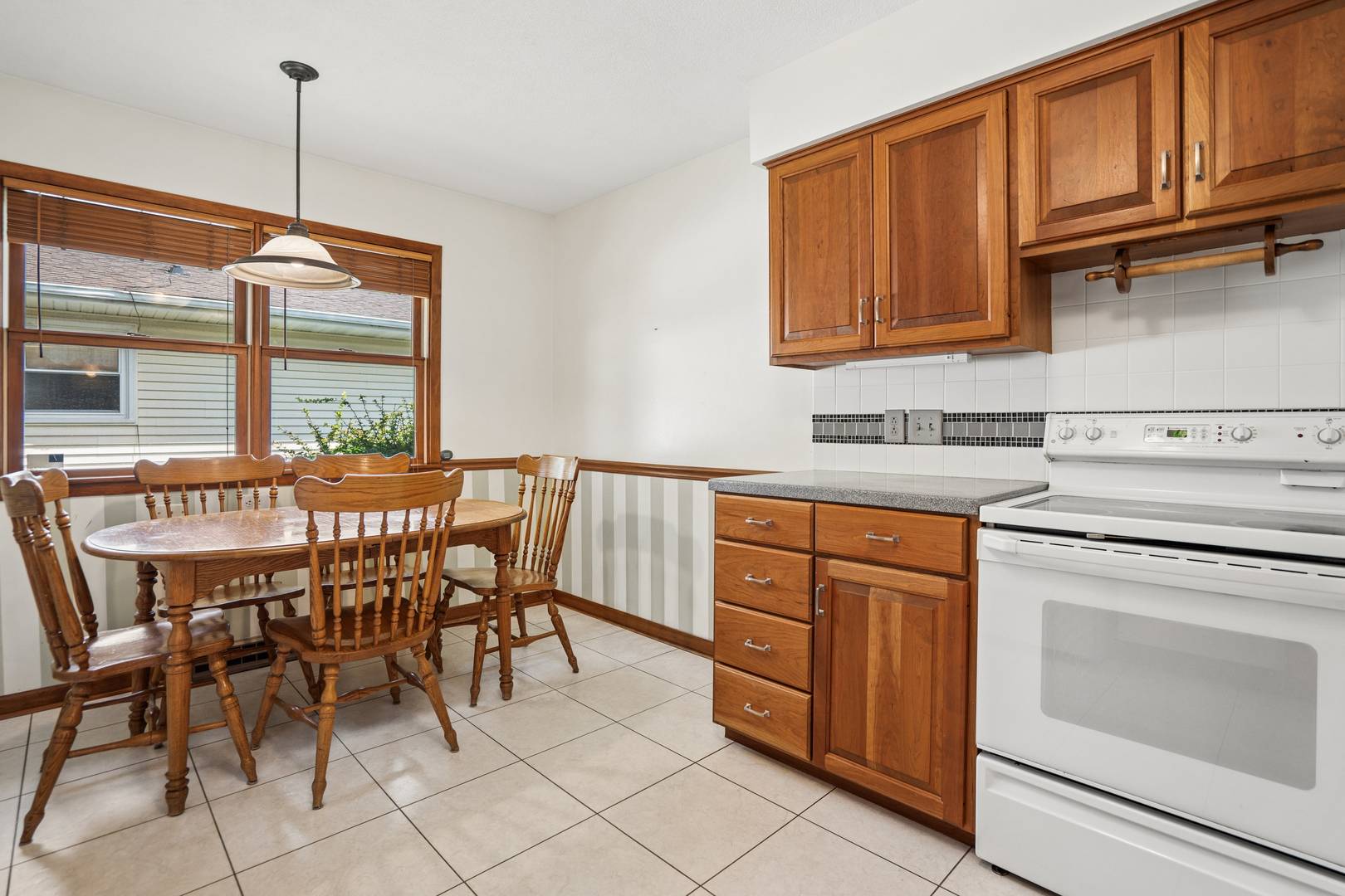1132 Briarcliff LN, Clinton, IA 52732
