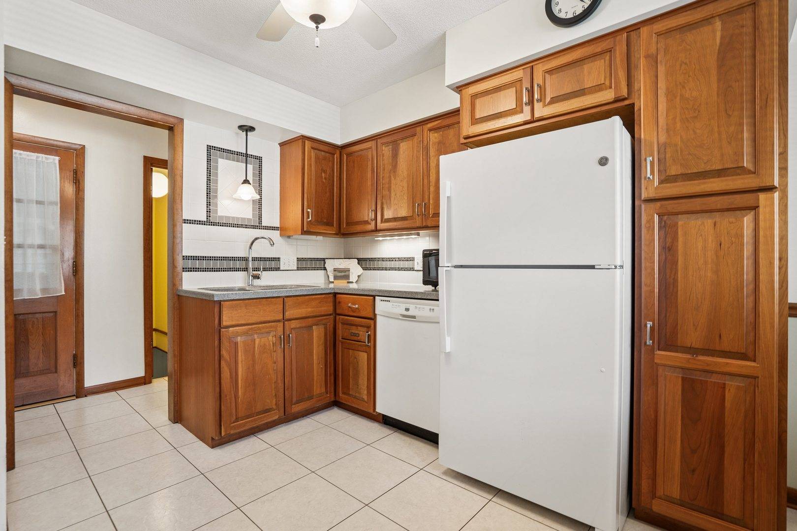 1132 Briarcliff LN, Clinton, IA 52732
