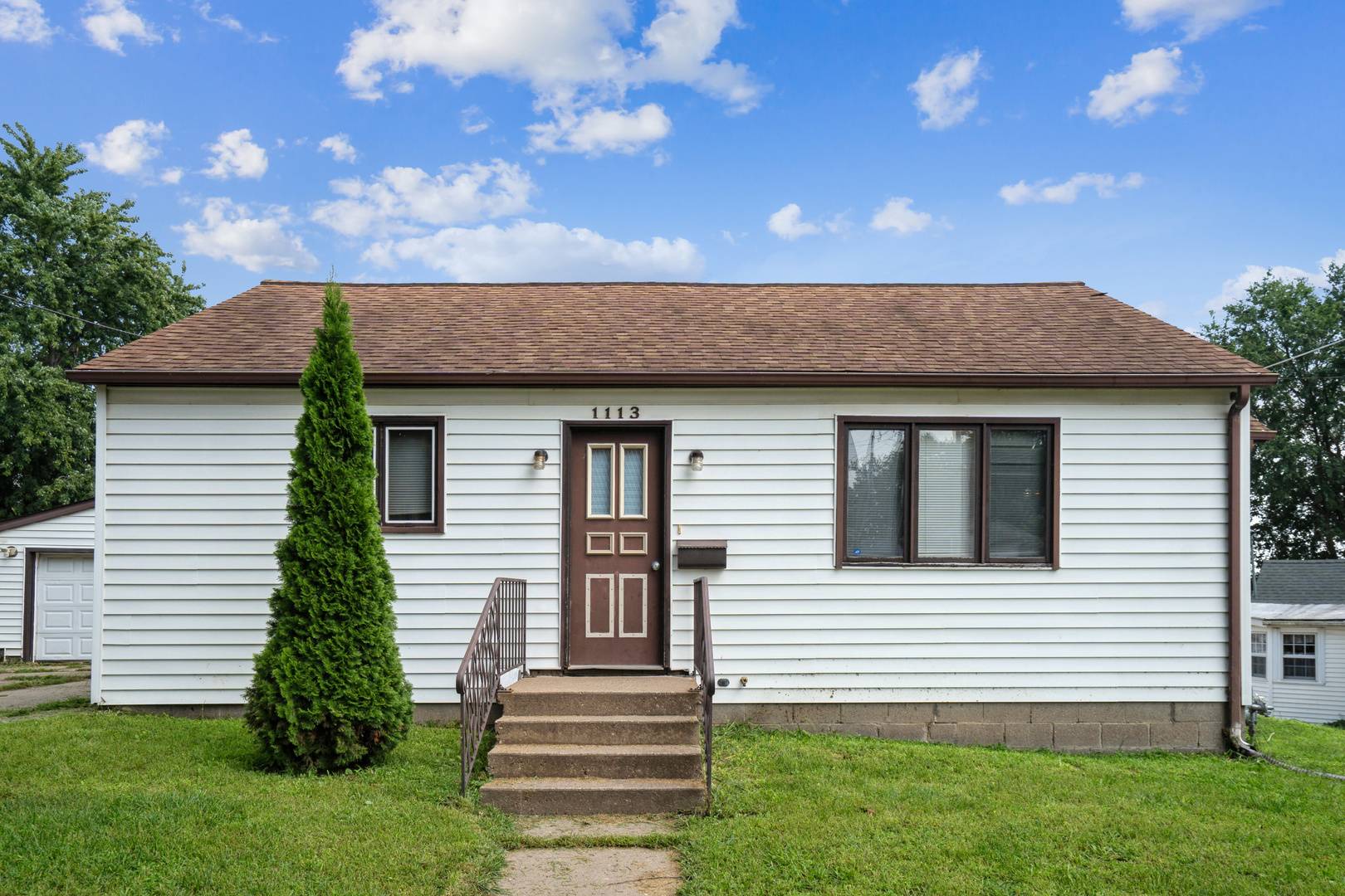 1113 S 6th ST, Clinton, IA 52732