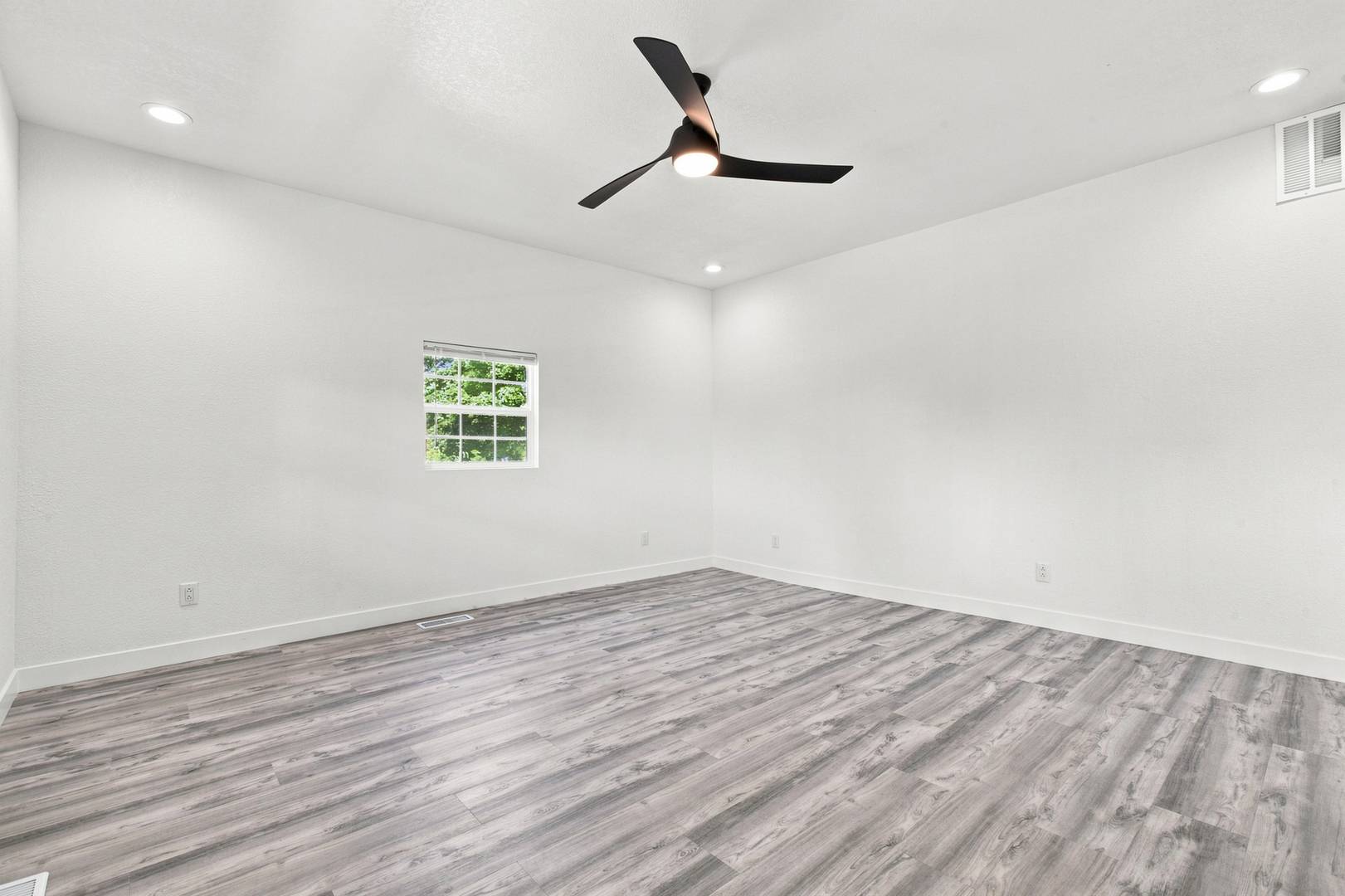 609 W Green ST, Newman, IL 61942