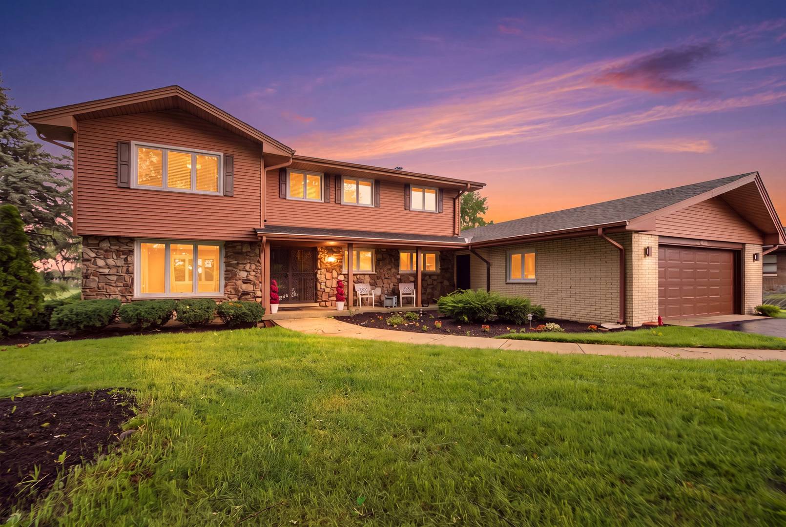 8430 Carriage Green DR, Darien, IL 60561