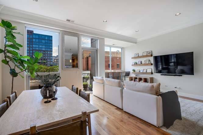 16 N Carpenter ST #4N, Chicago, IL 60607