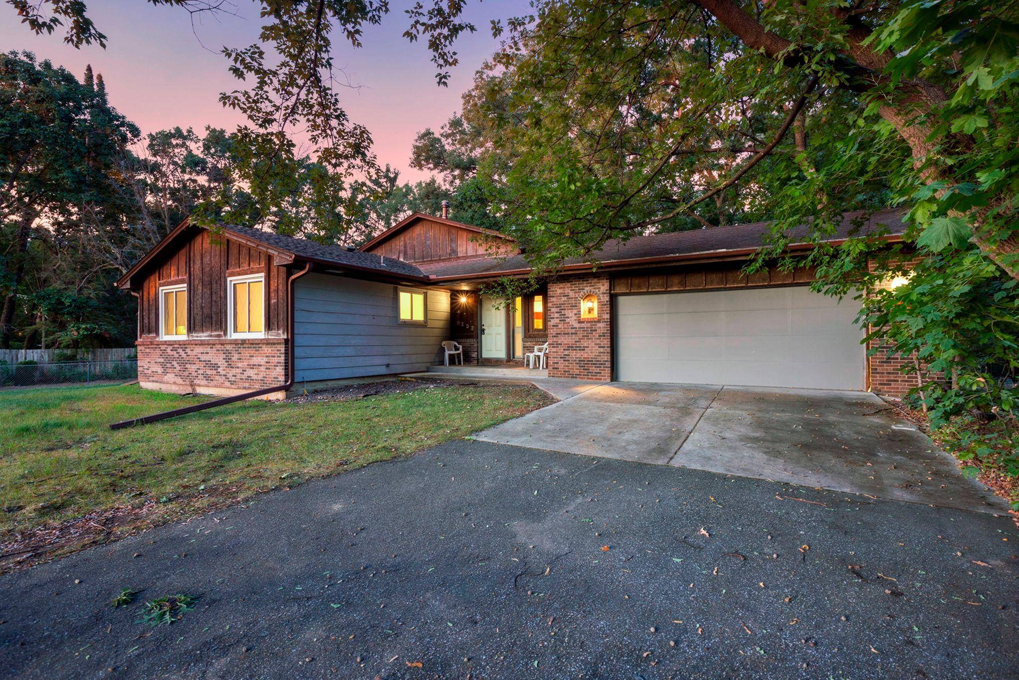 8233 Pleasant View CT, Mounds View, MN 55112