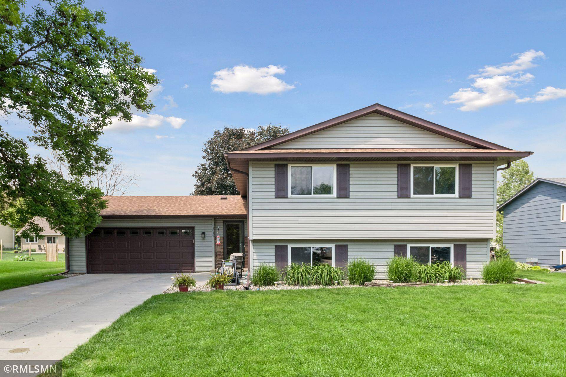 1016 Bluff Pointe DR, Chaska, MN 55318