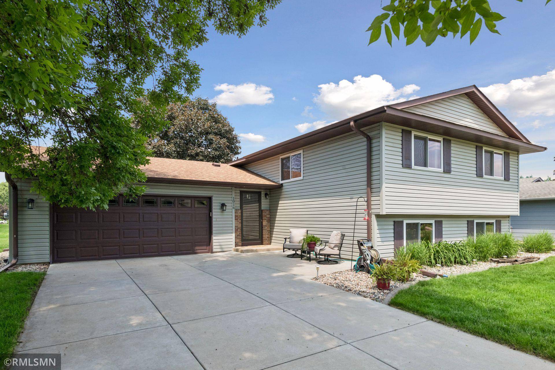 1016 Bluff Pointe DR, Chaska, MN 55318