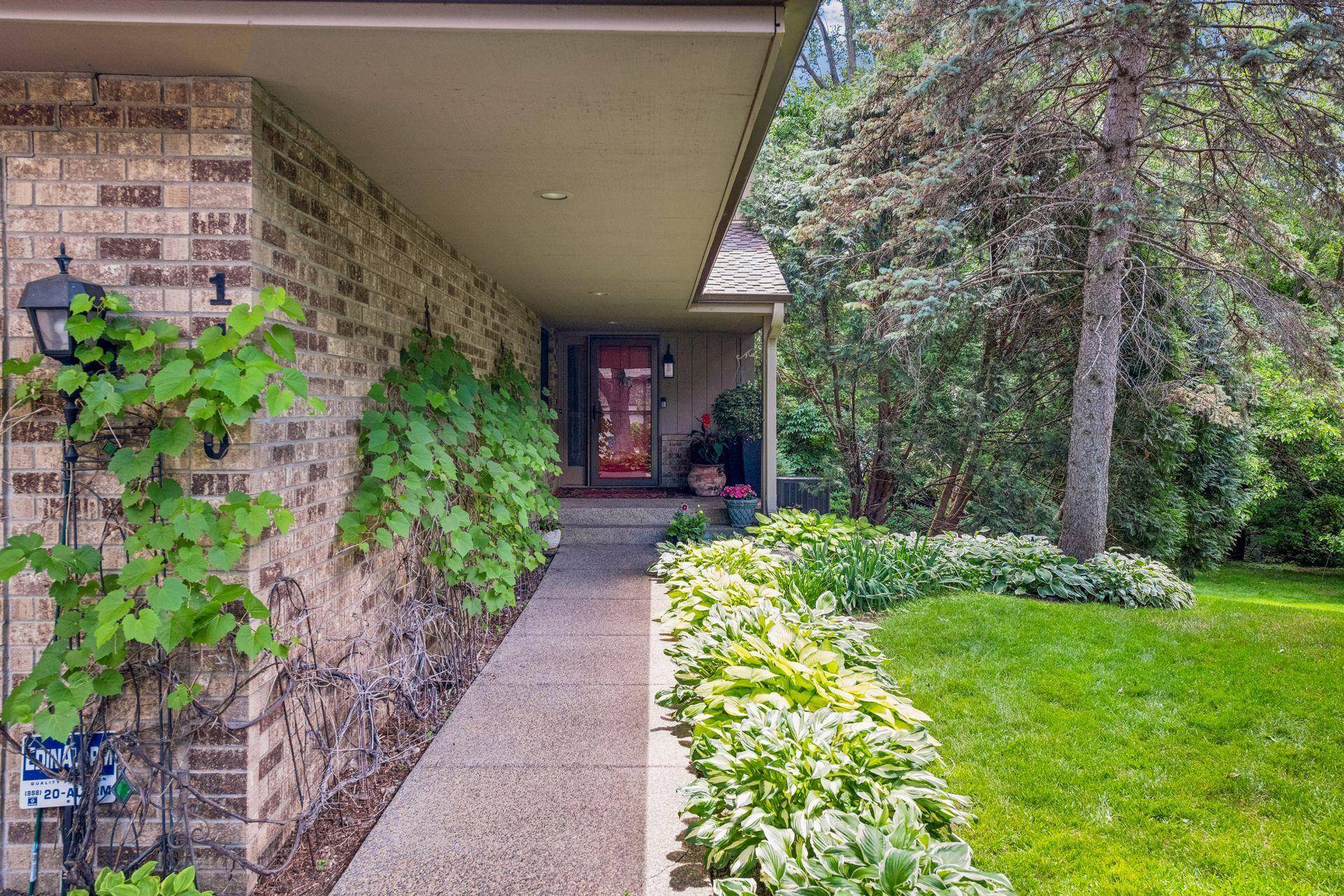 1140 Hollybrook DR, Wayzata, MN 55391