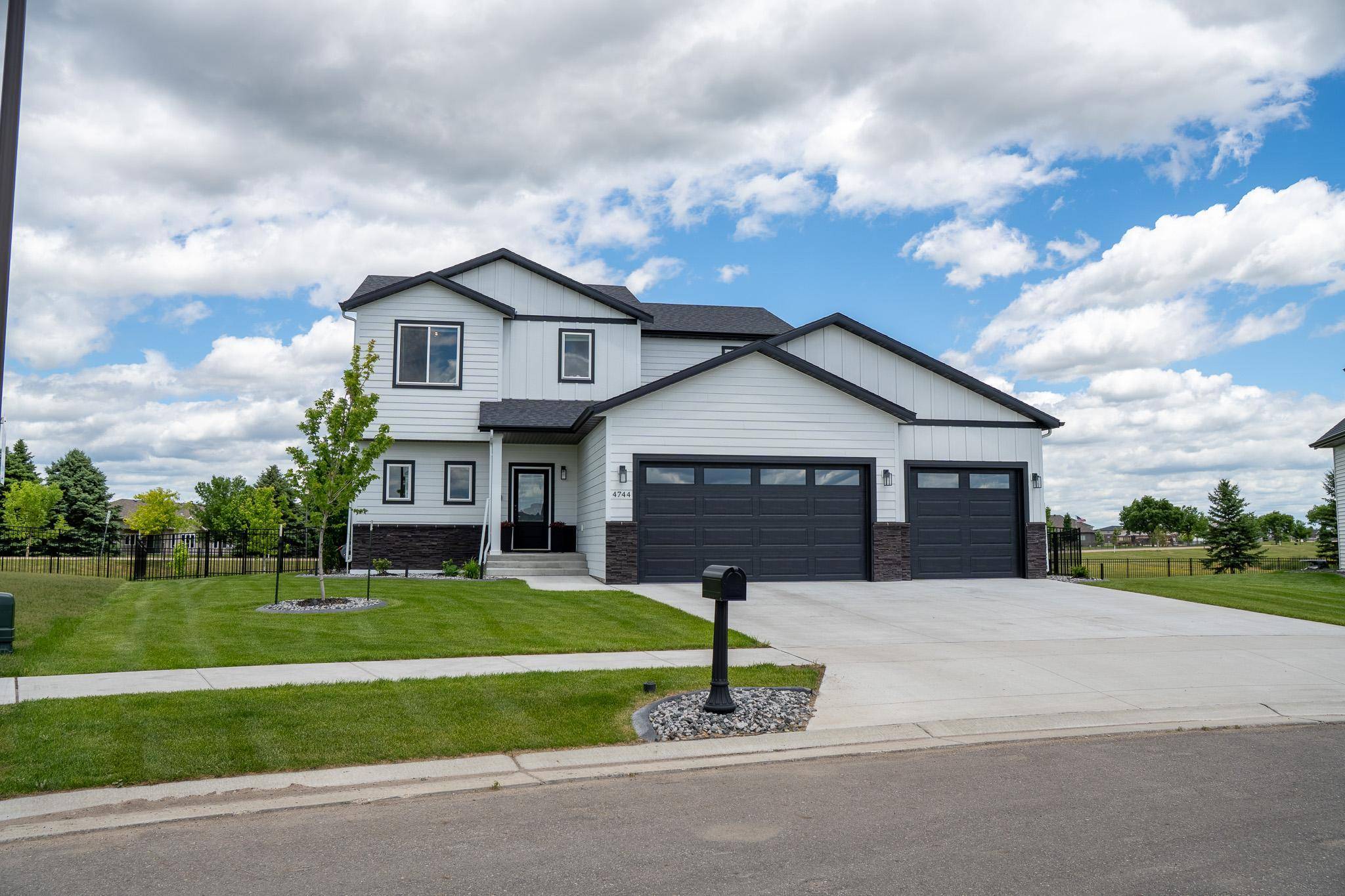 4744 Hampton LOOP S, Moorhead, MN 56560