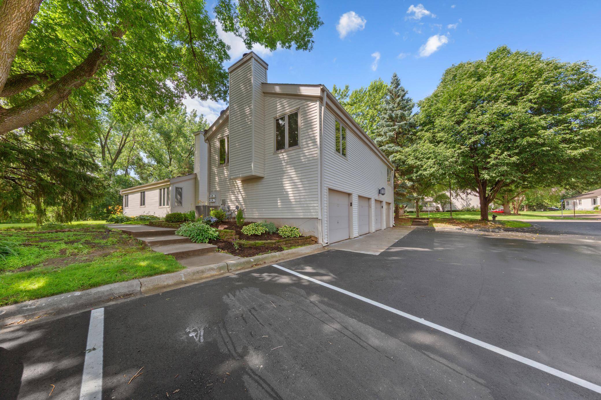 435 Fontaine CT, Woodbury, MN 55125