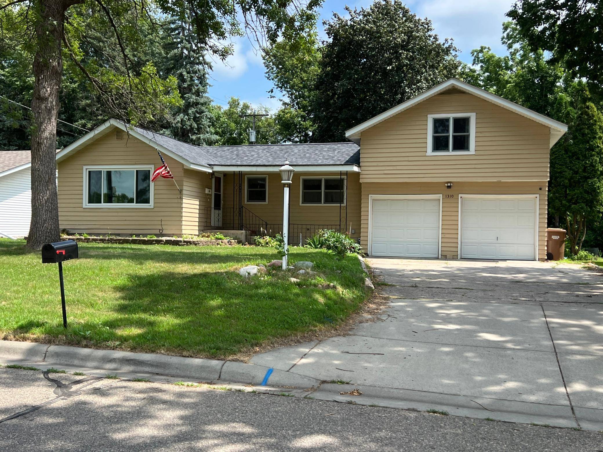 1310 N 6th ST N, Montevideo, MN 56265