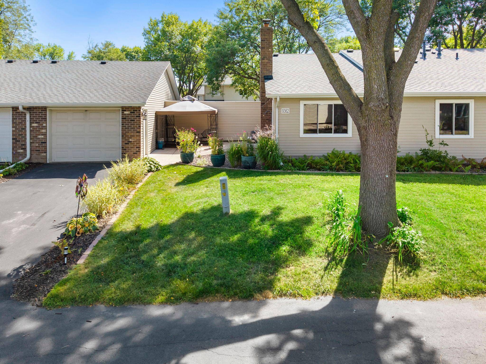 9362 Ranchview LN N, Maple Grove, MN 55369