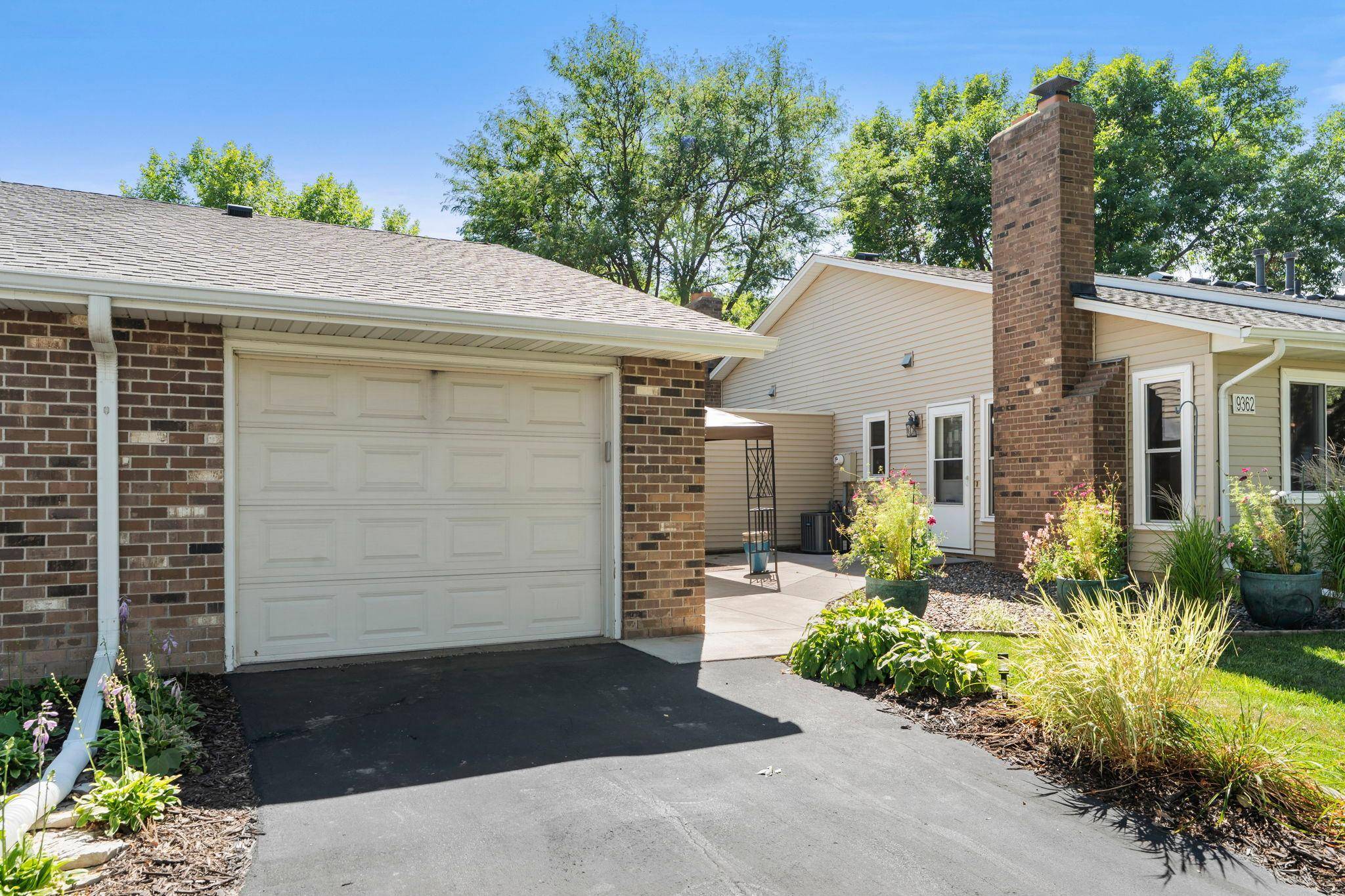 9362 Ranchview LN N, Maple Grove, MN 55369