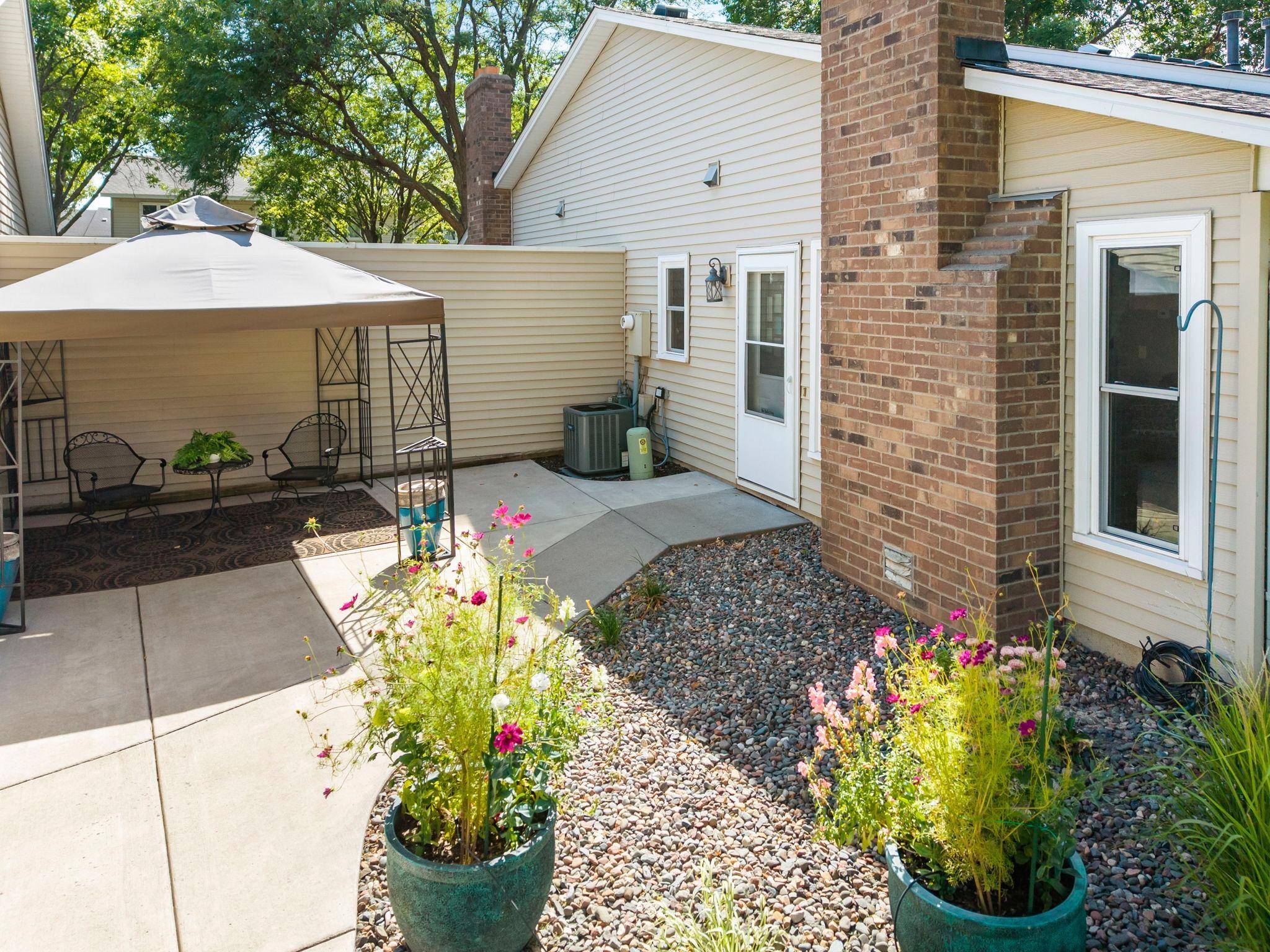 9362 Ranchview LN N, Maple Grove, MN 55369