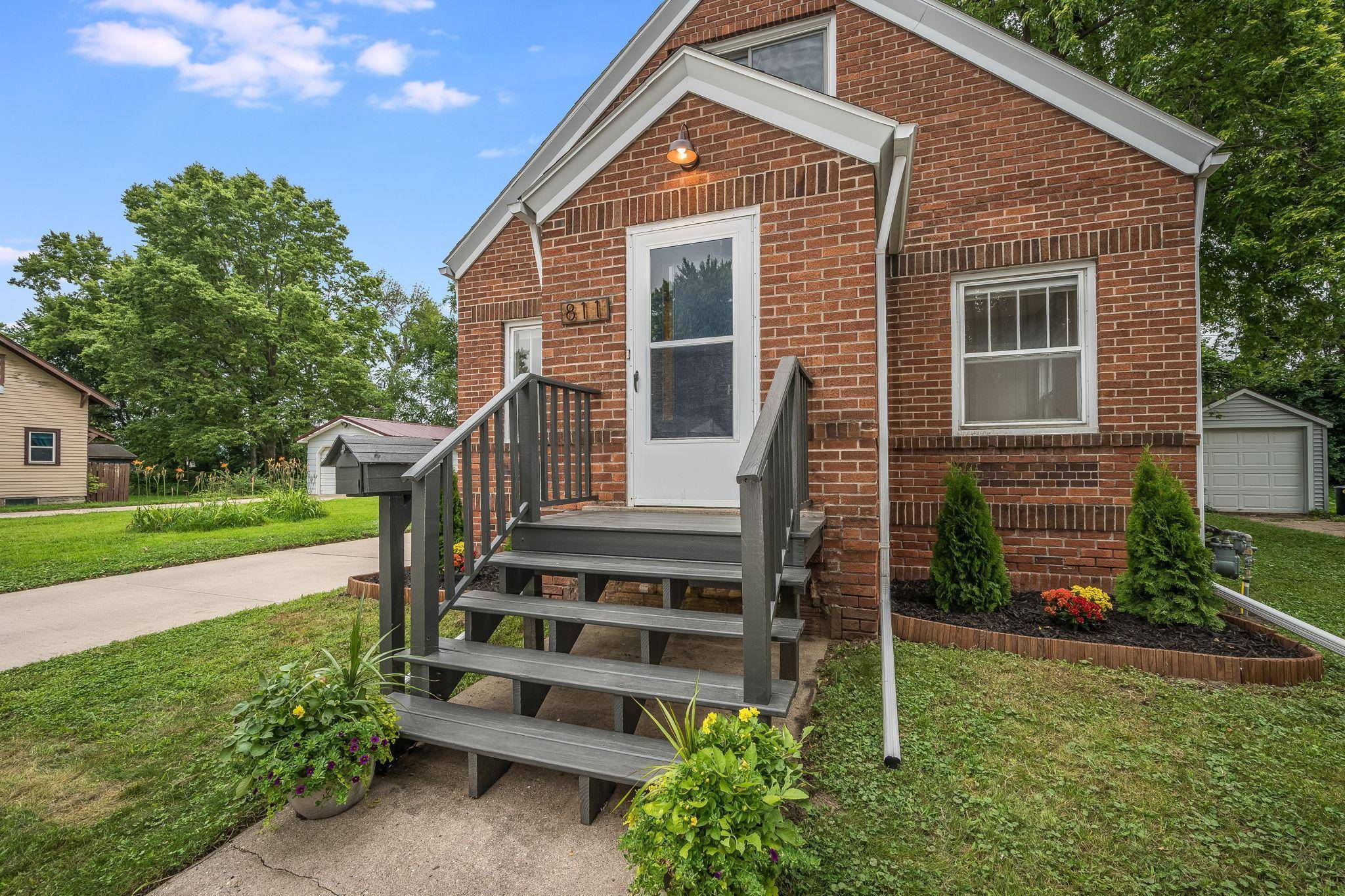 811 South AVE, North Mankato, MN 56003