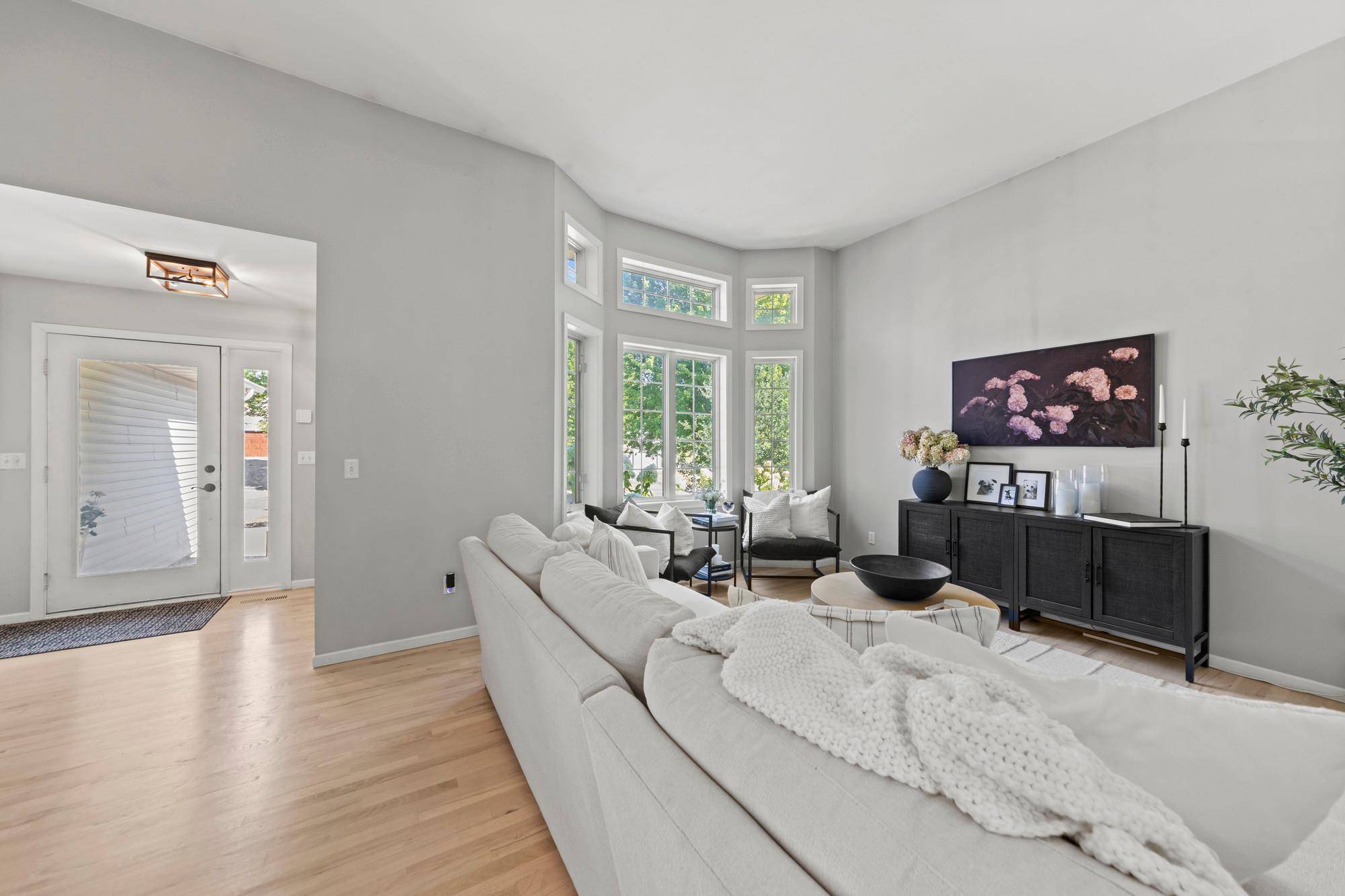 2244 Emerald LN, Saint Paul, MN 55119