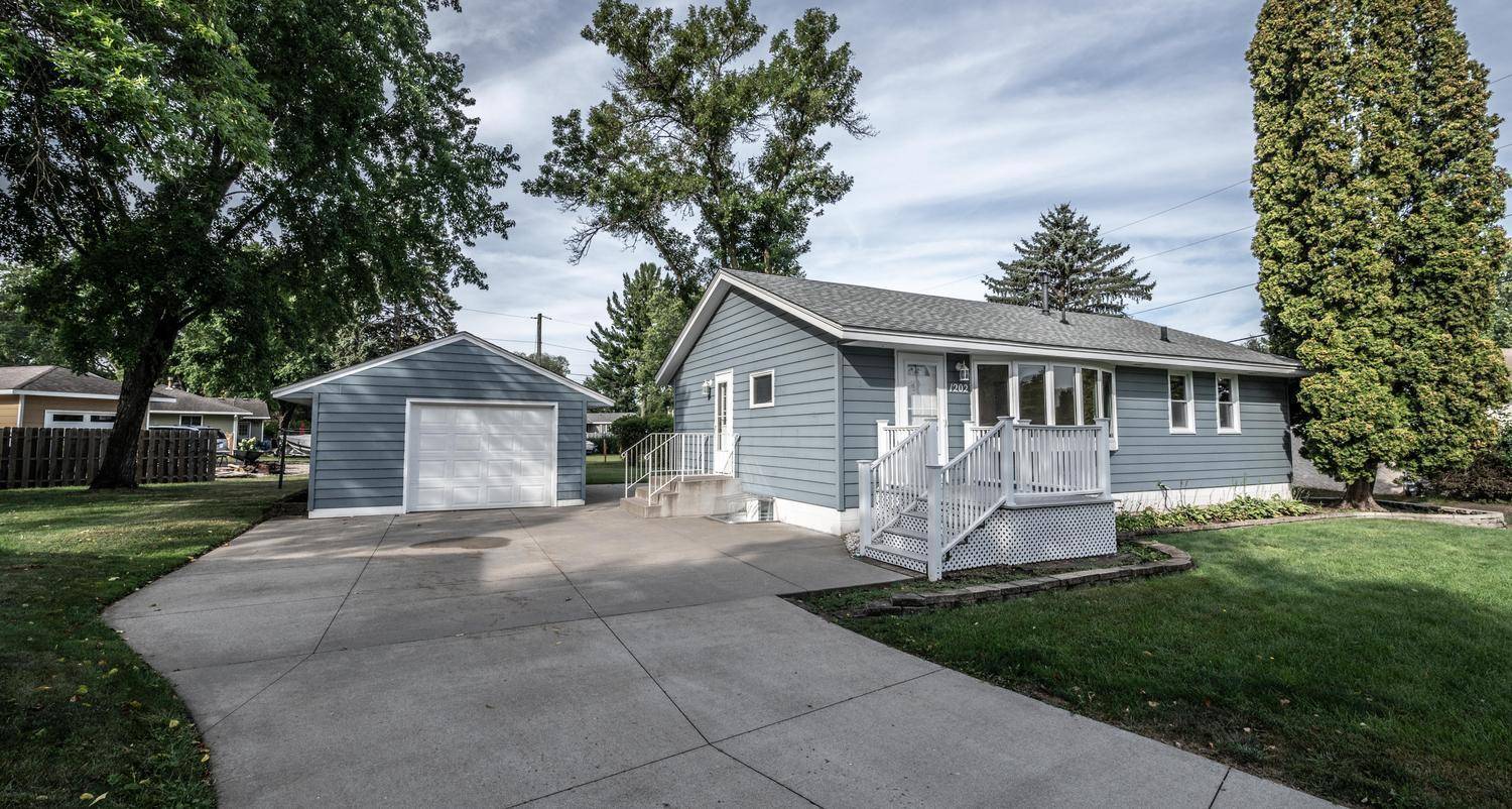 1202 Sunnyside DR, Farmington, MN 55024