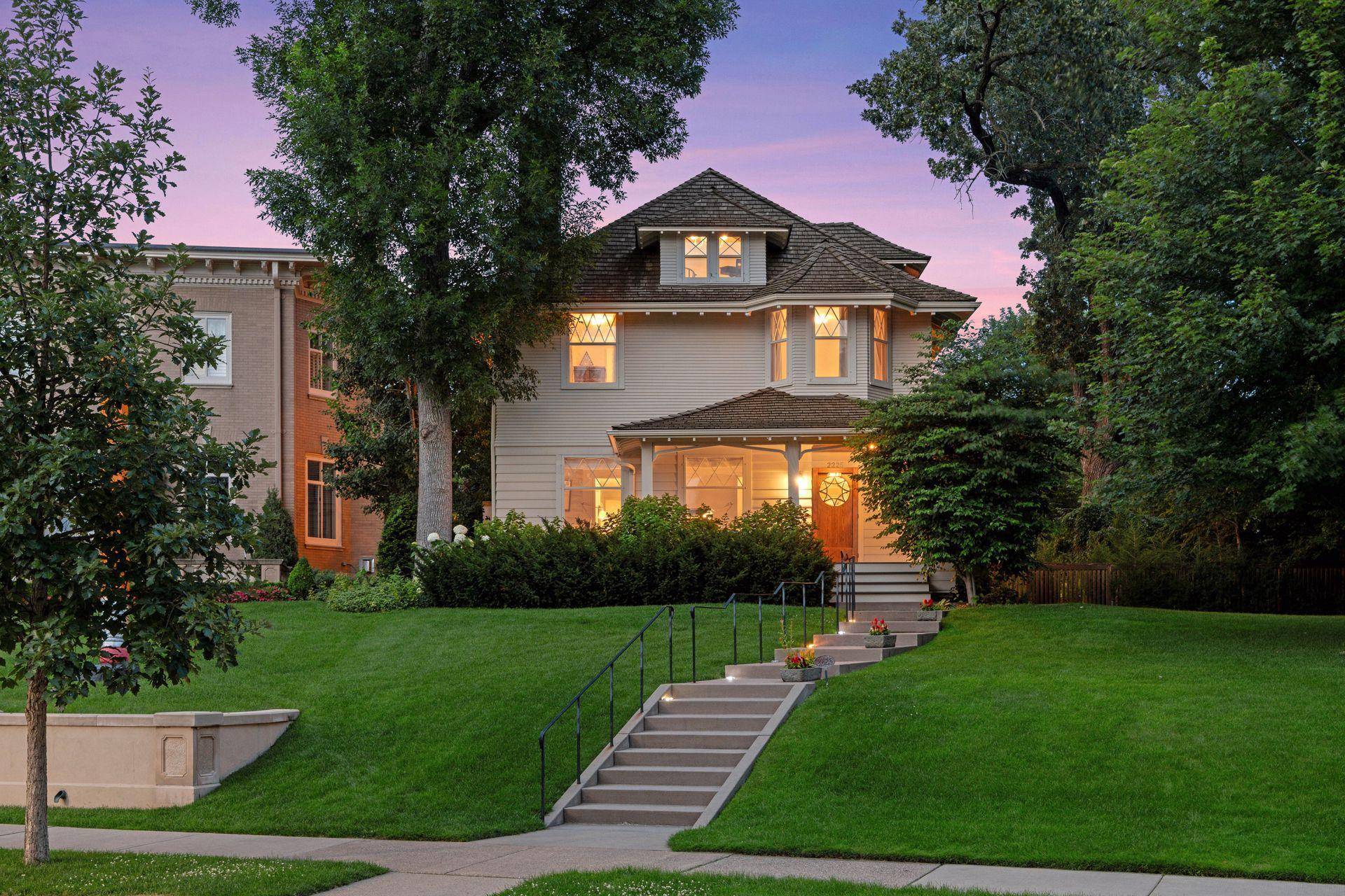 2225 E Lake Of The Isles Pkwy, Minneapolis, MN 55405